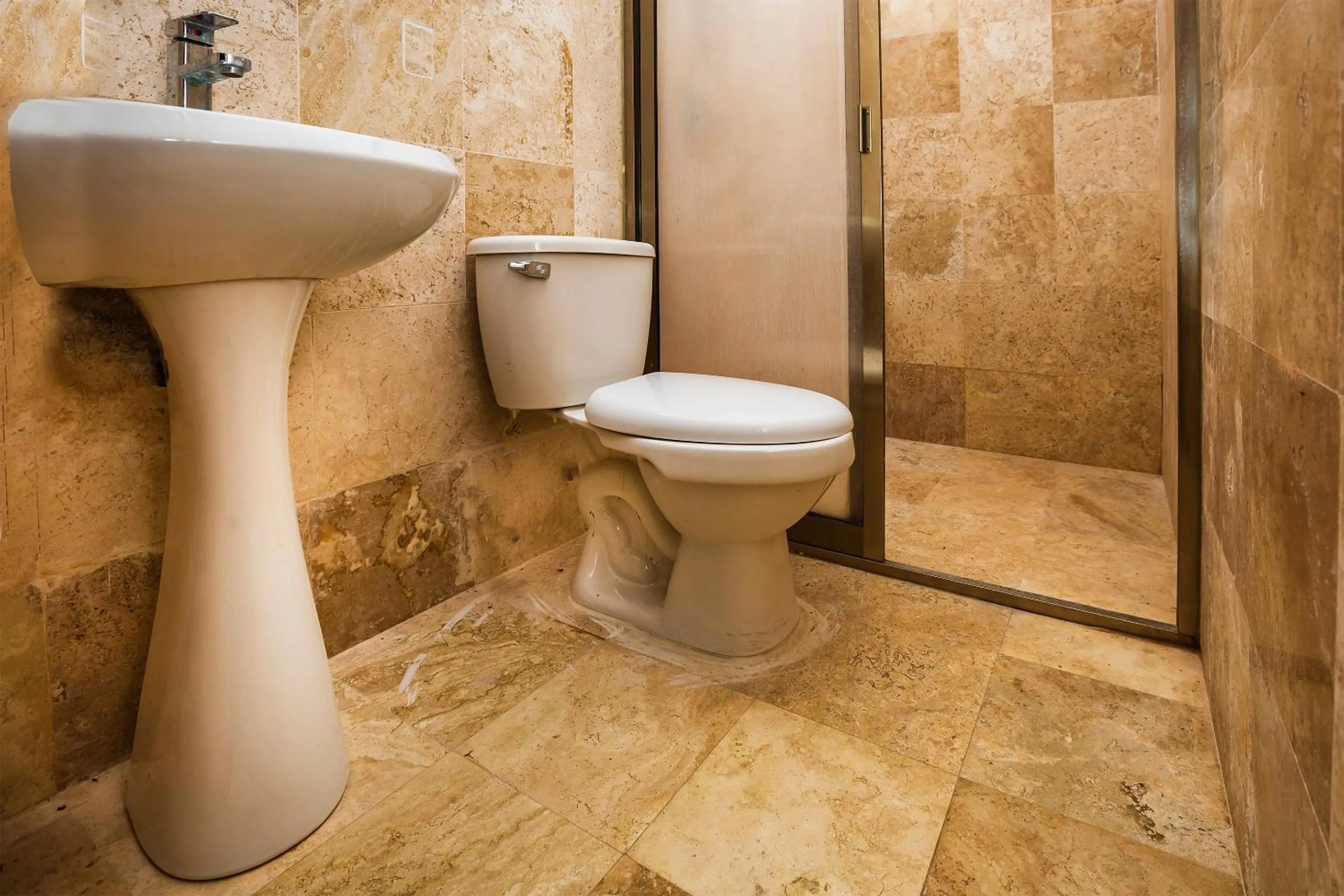 Bathroom in Capital O Cancun International Airport 24 7