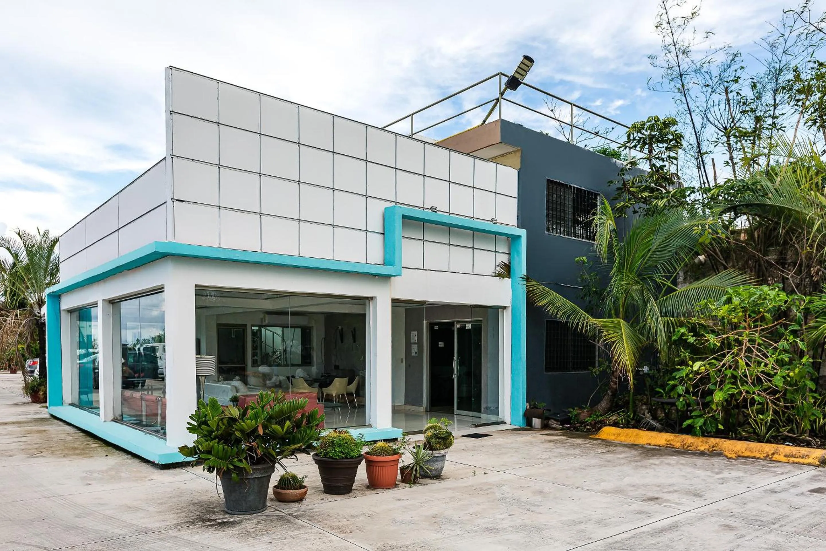 Facade/entrance in Capital O Cancun International Airport 24 7