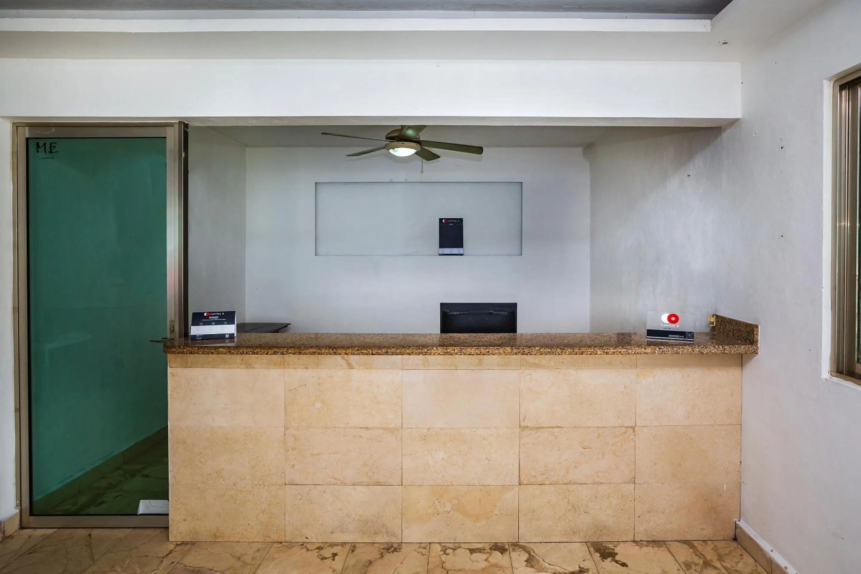 Lobby or reception in Capital O Cancun International Airport 24 7