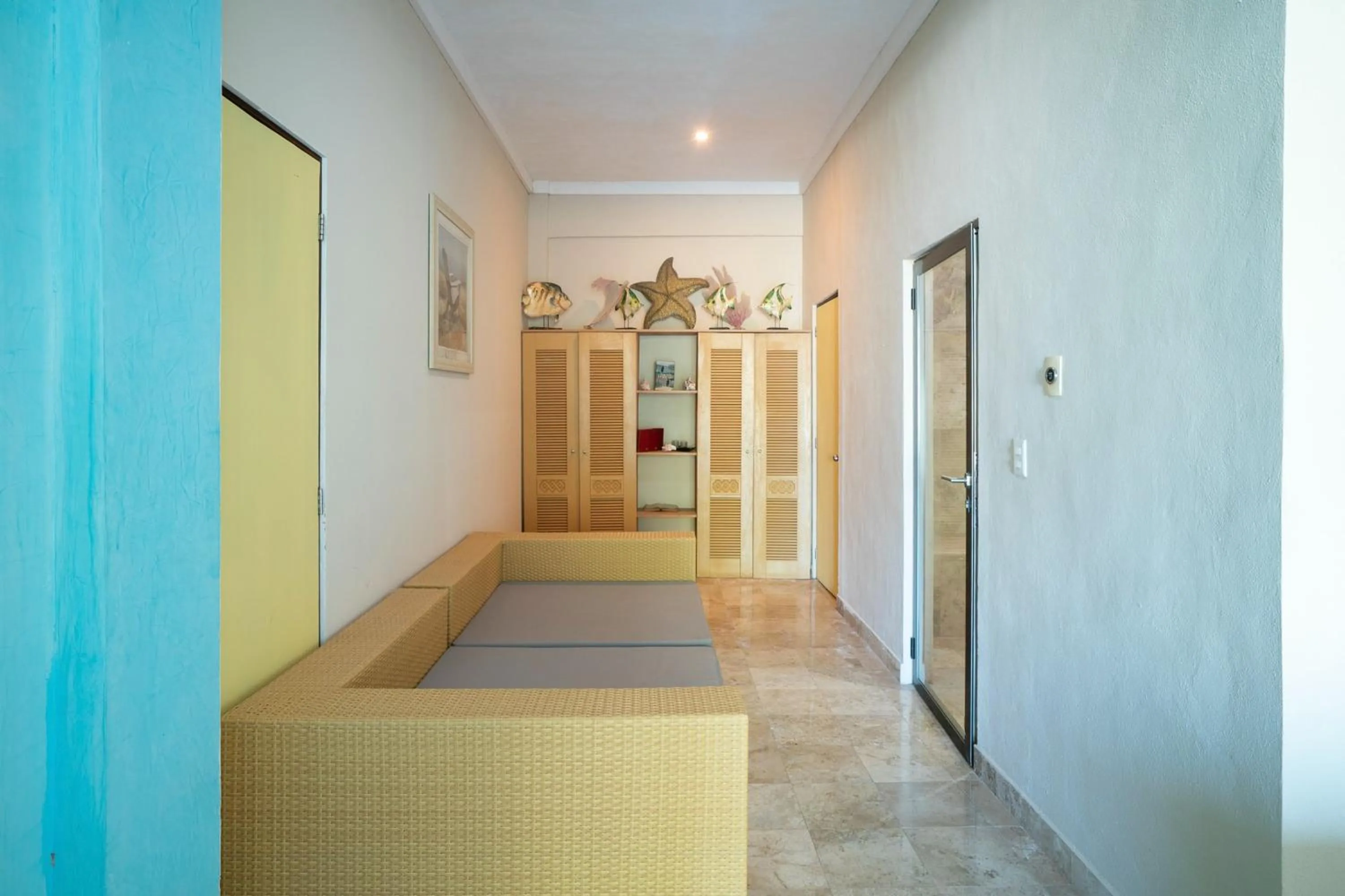 Seating area, Bed in Capital O Cancun International Airport 24 7