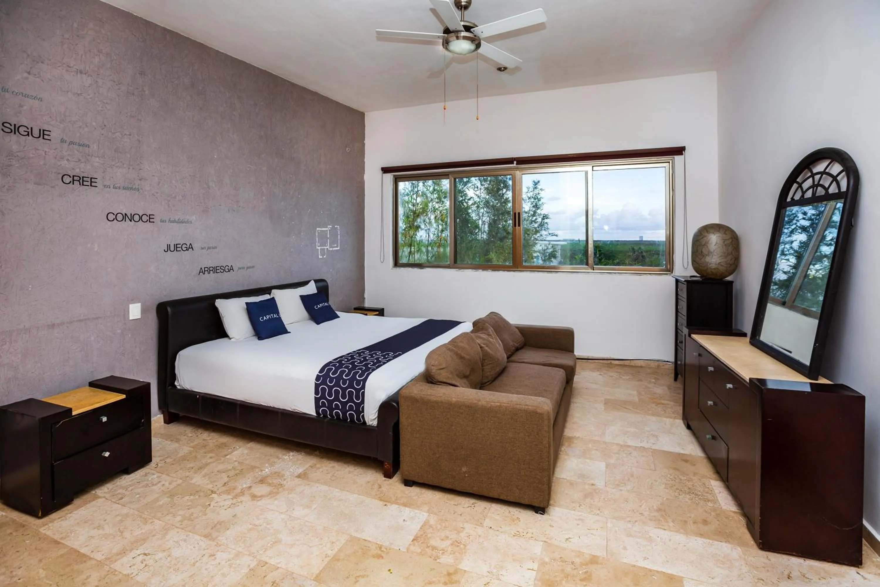 Bedroom, Bed in Capital O Cancun International Airport 24 7