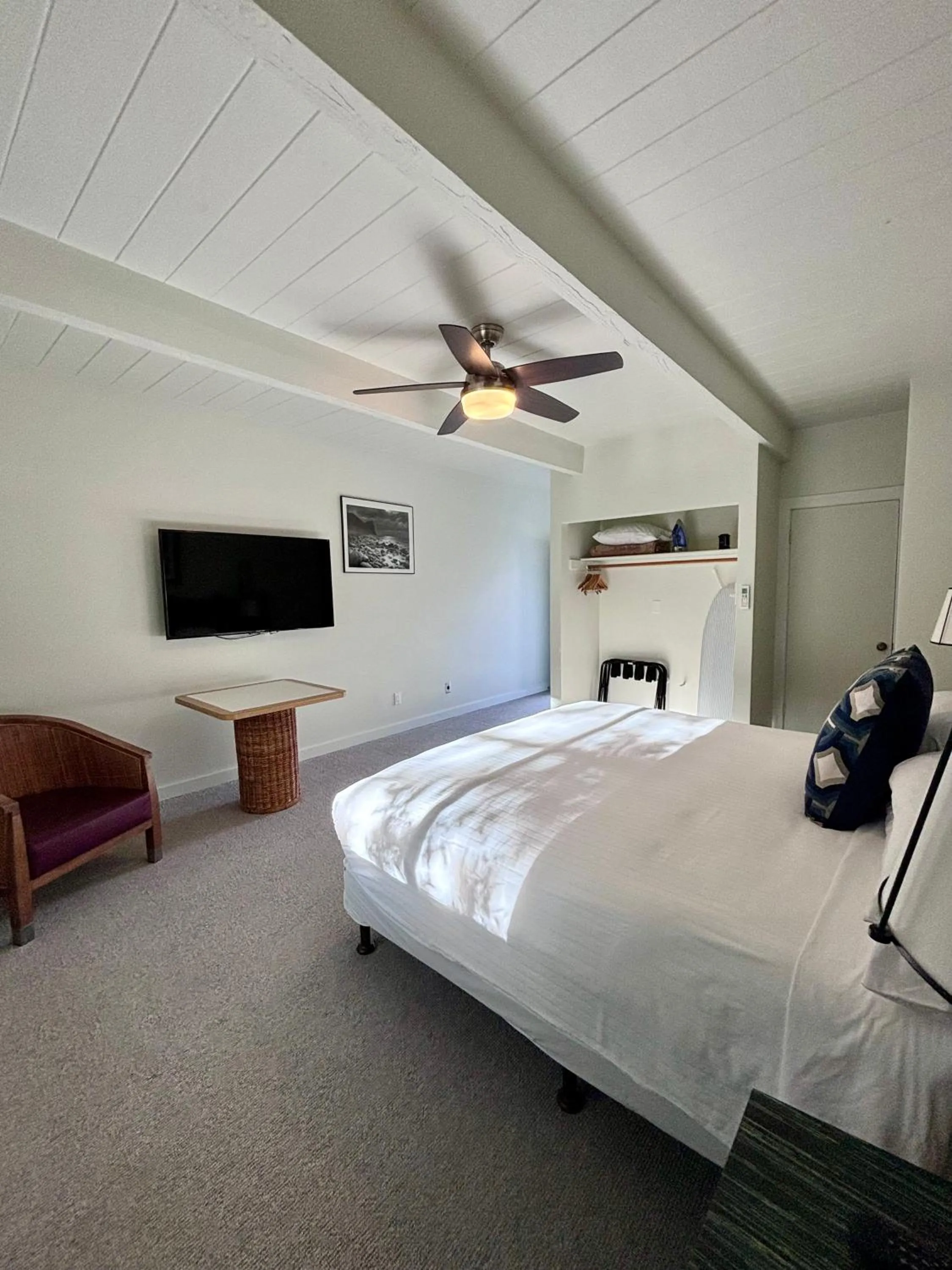 Photo of the whole room, Bed in Hidden Valley Inn