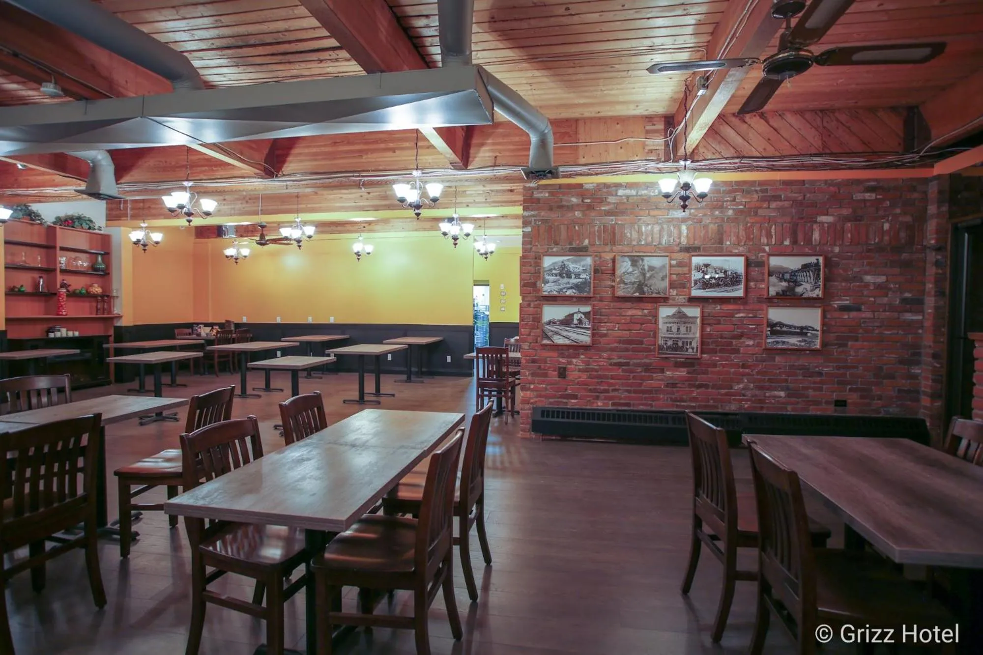 Breakfast in Grizz Hotel