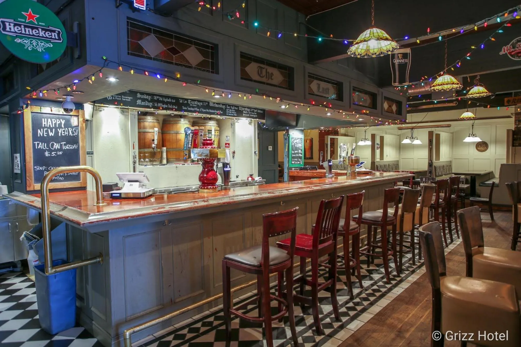 Lounge or bar in Grizz Hotel