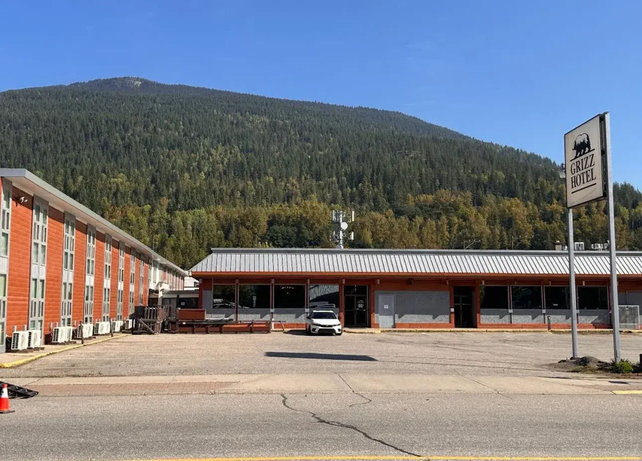 Property building in Grizz Hotel Property building in Grizz Hotel