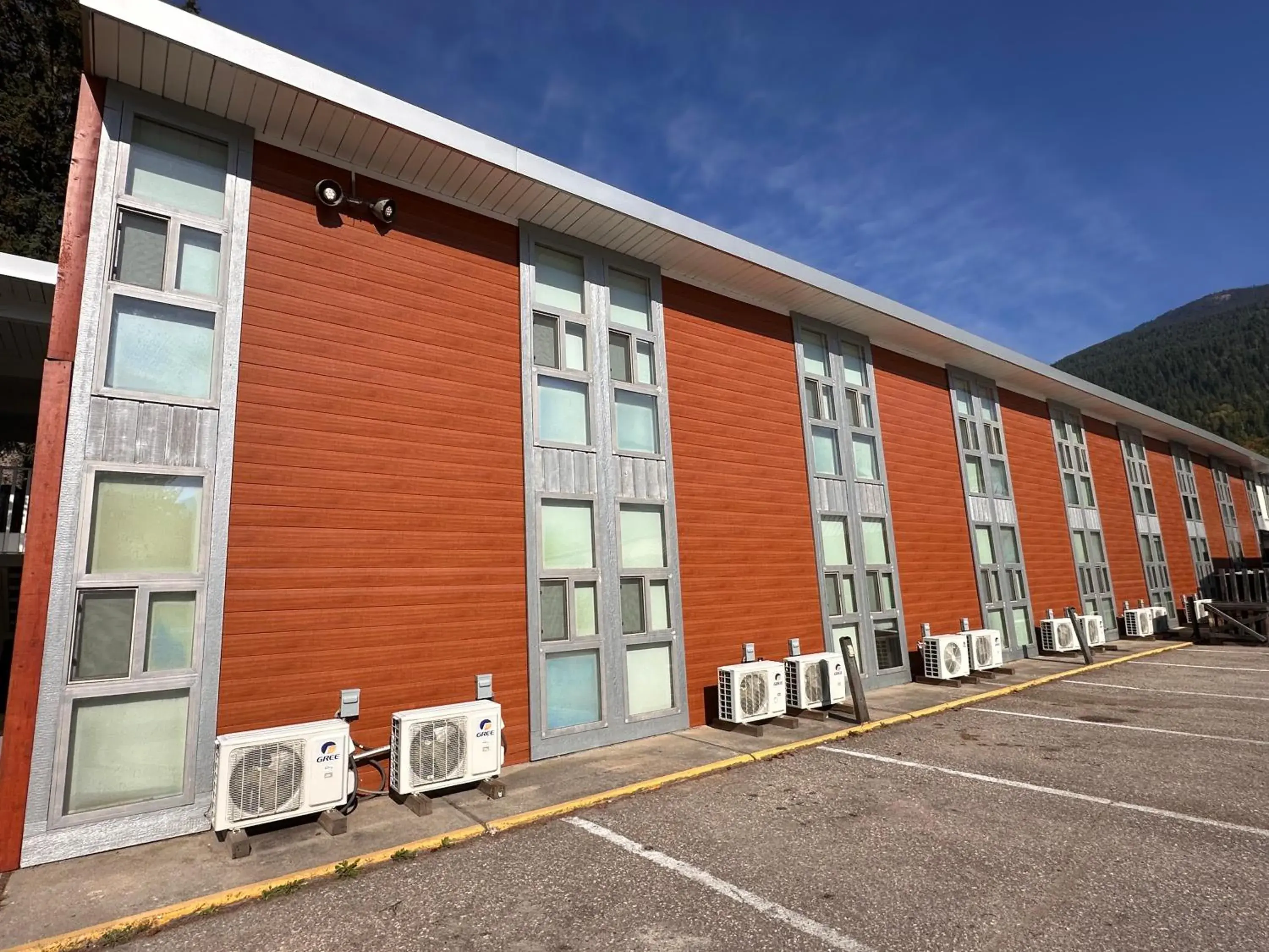 Property building in Grizz Hotel Property building in Grizz Hotel