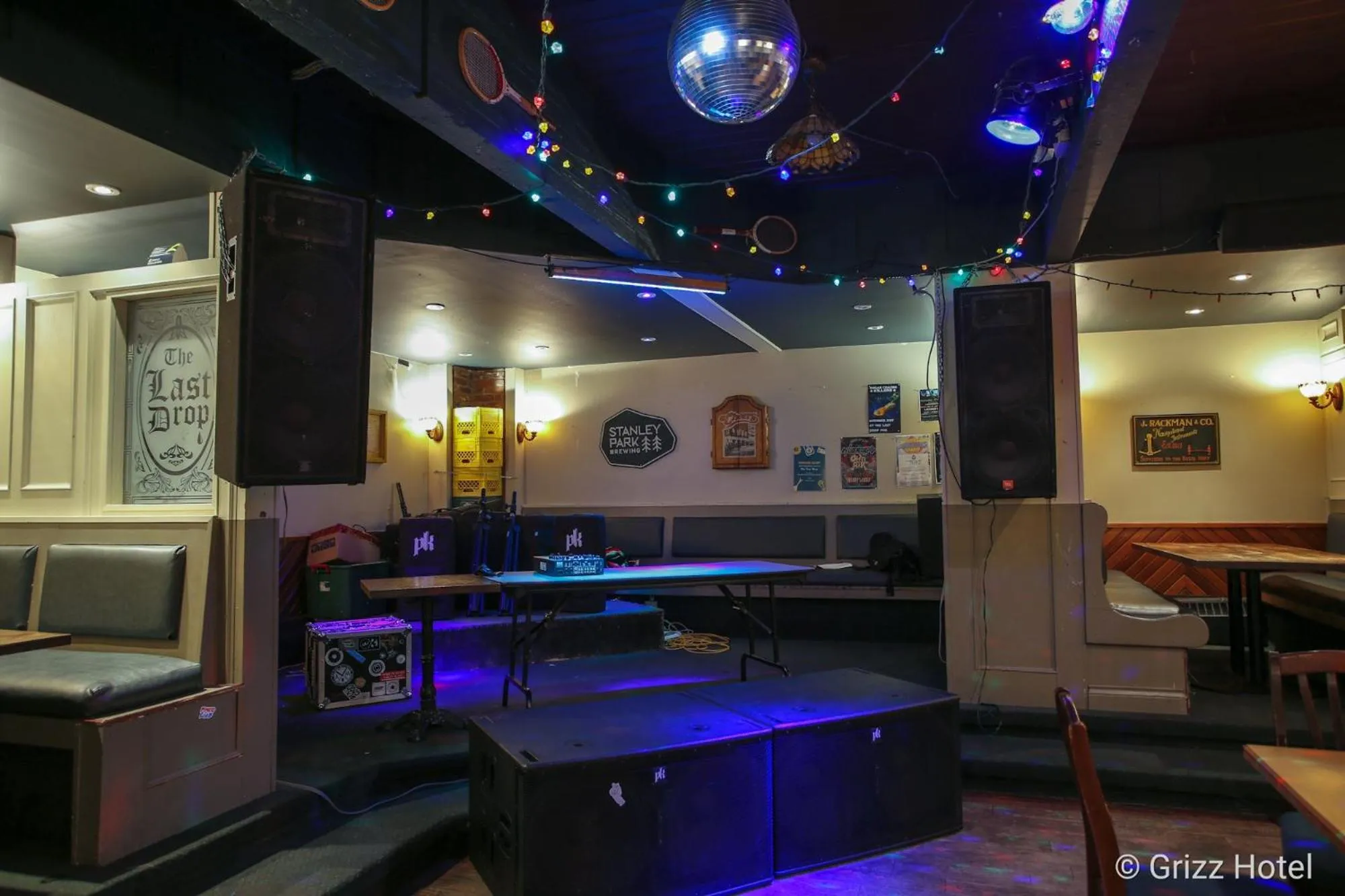 Lounge or bar in Grizz Hotel