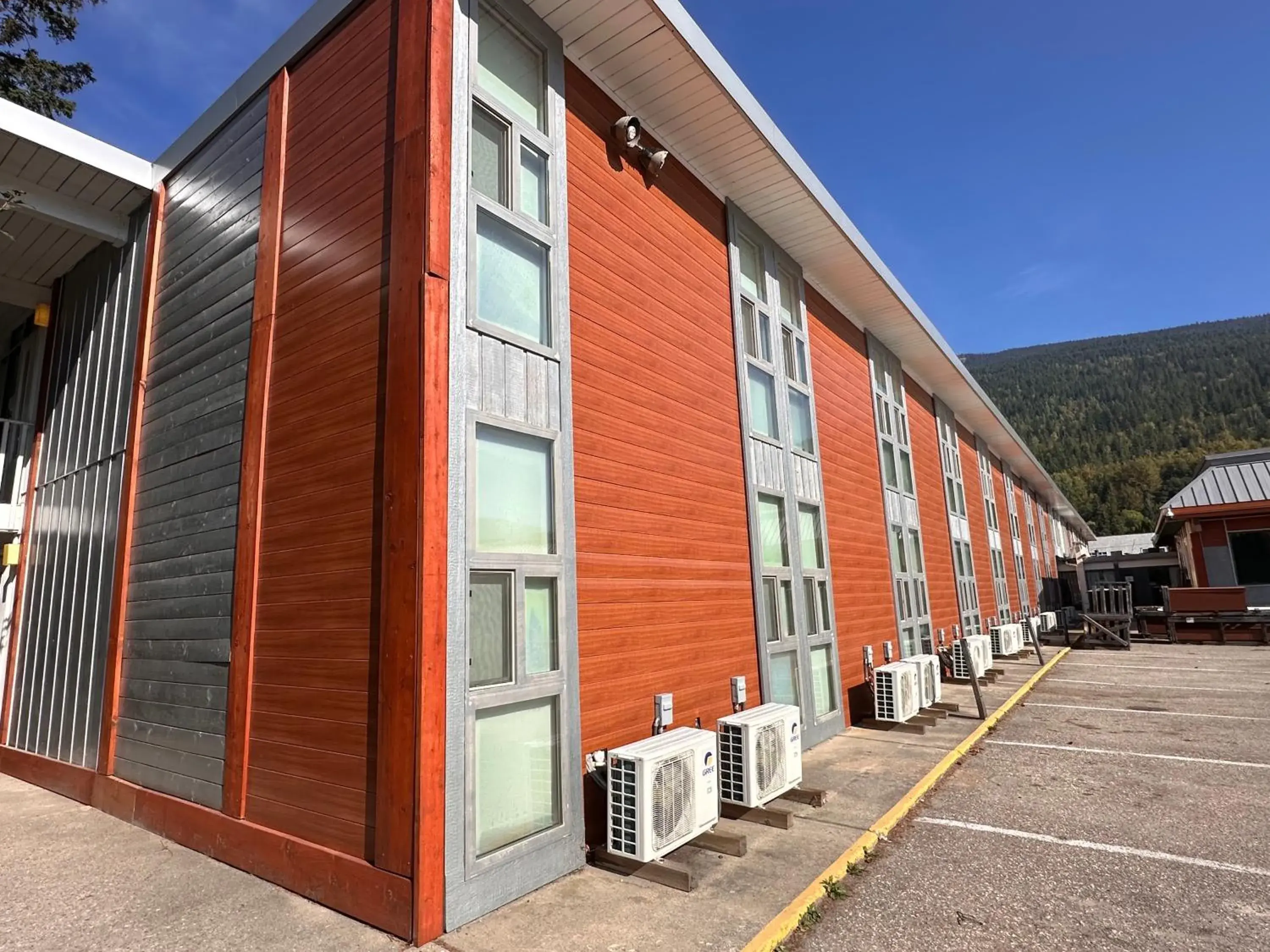 Property building in Grizz Hotel Property building in Grizz Hotel