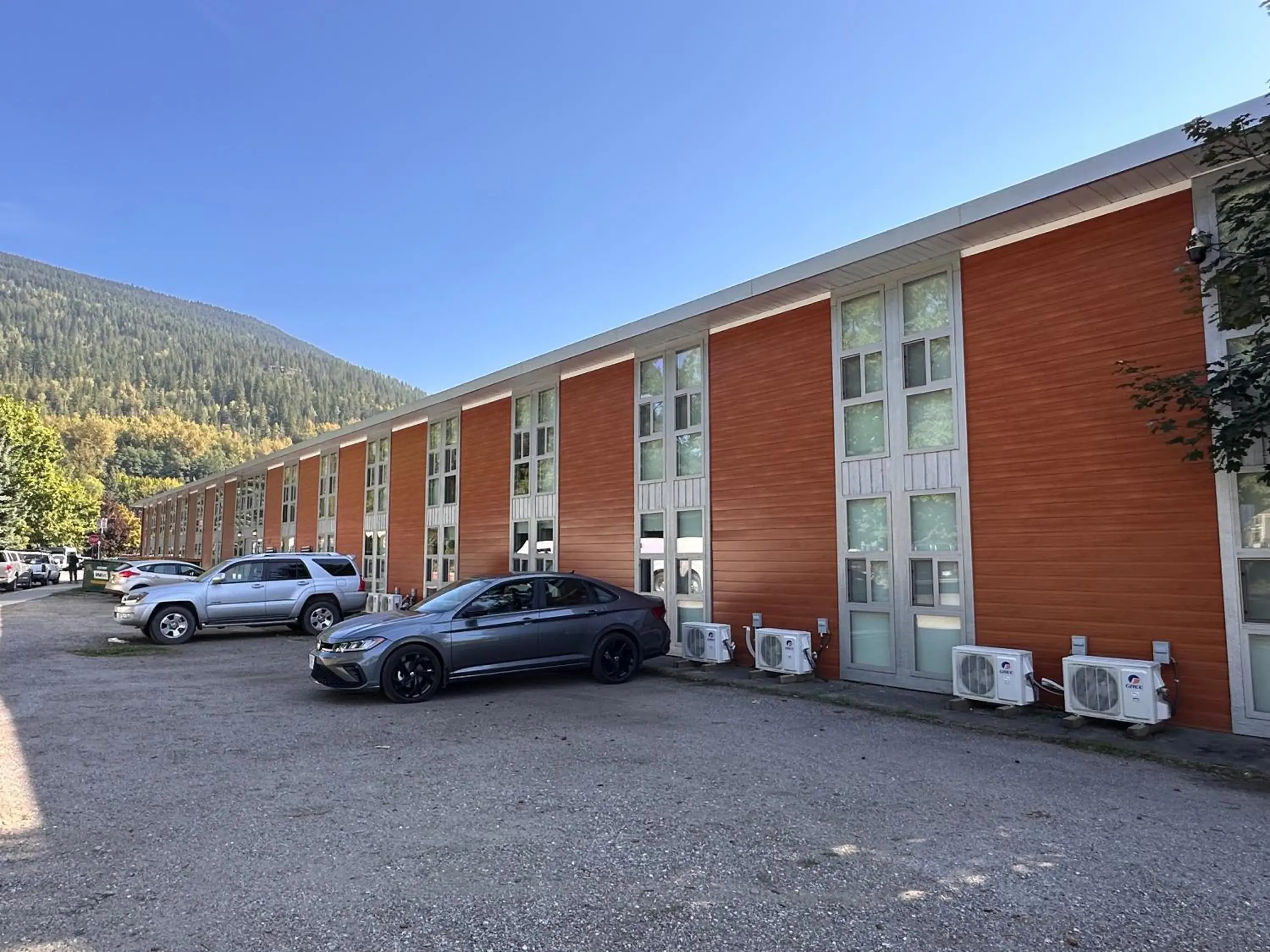 Property building in Grizz Hotel Property building in Grizz Hotel