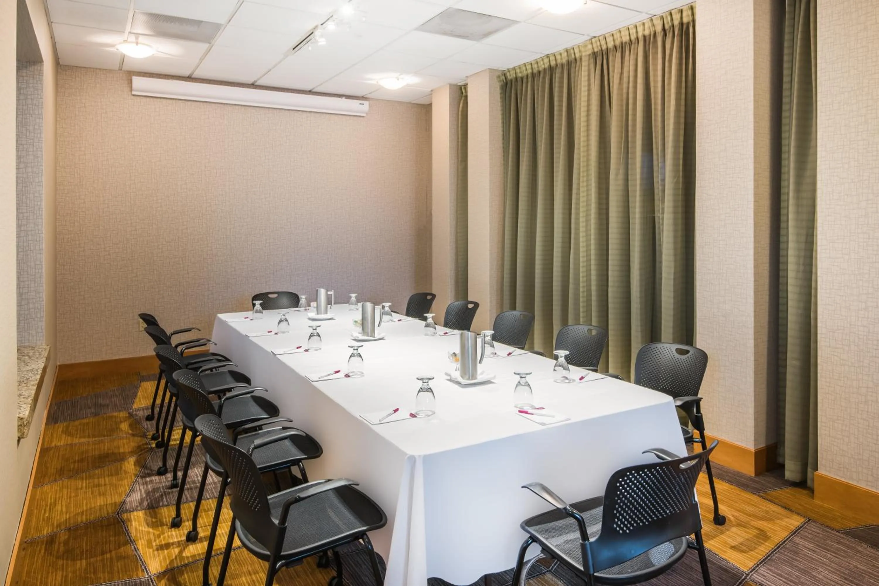 Meeting/conference room in Crowne Plaza San Francisco Airport by IHG
