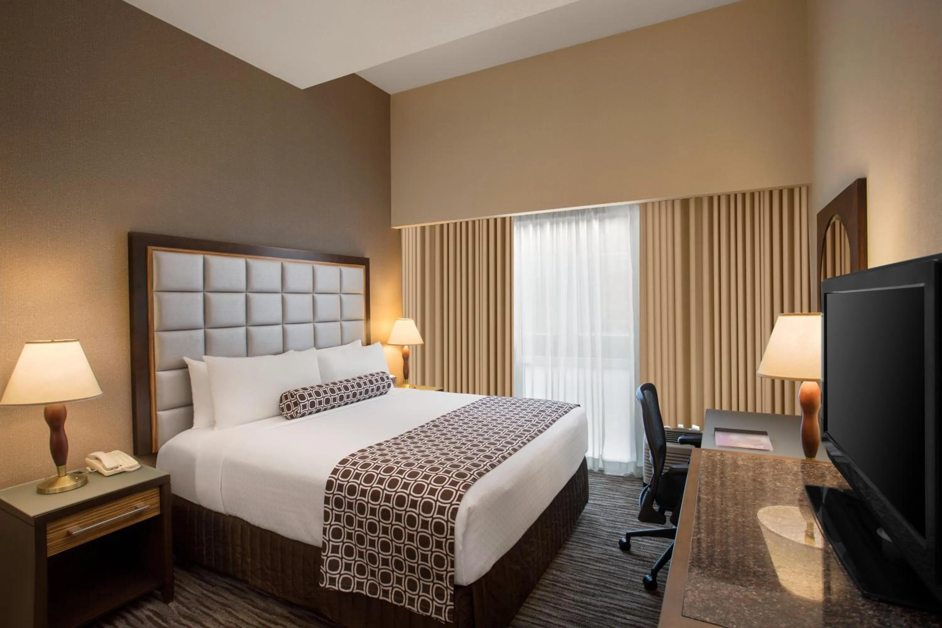Photo of the whole room, Bed in Crowne Plaza San Francisco Airport by IHG