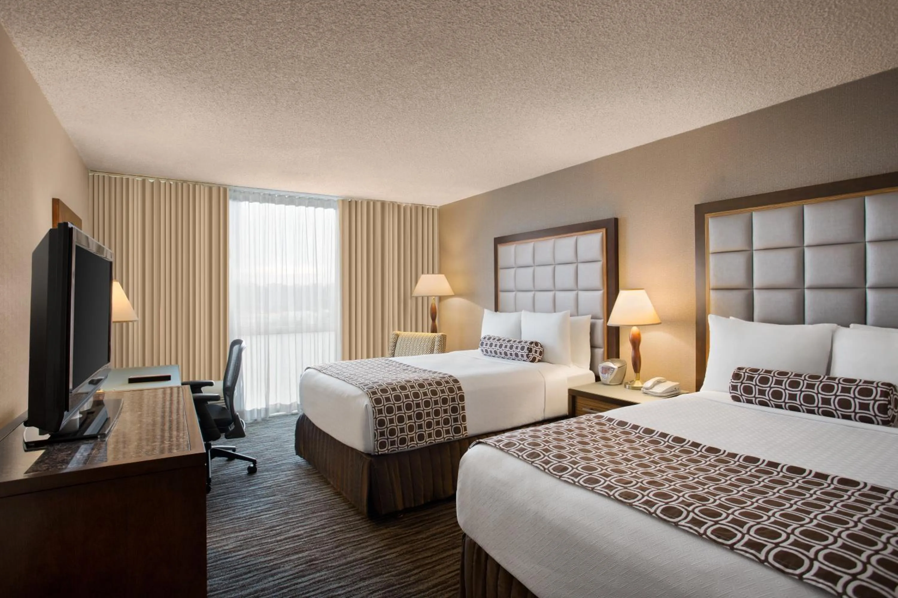 Photo of the whole room, Bed in Crowne Plaza San Francisco Airport by IHG
