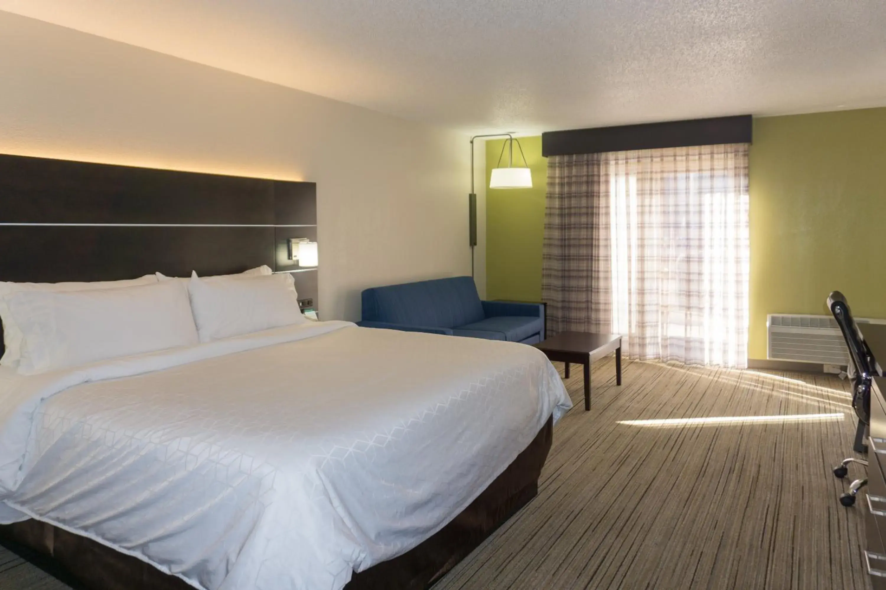 Photo of the whole room, Bed in Holiday Inn Express - Columbus Downtown by IHG Photo of the whole room, Bed in Holiday Inn Express - Columbus Downtown by IHG