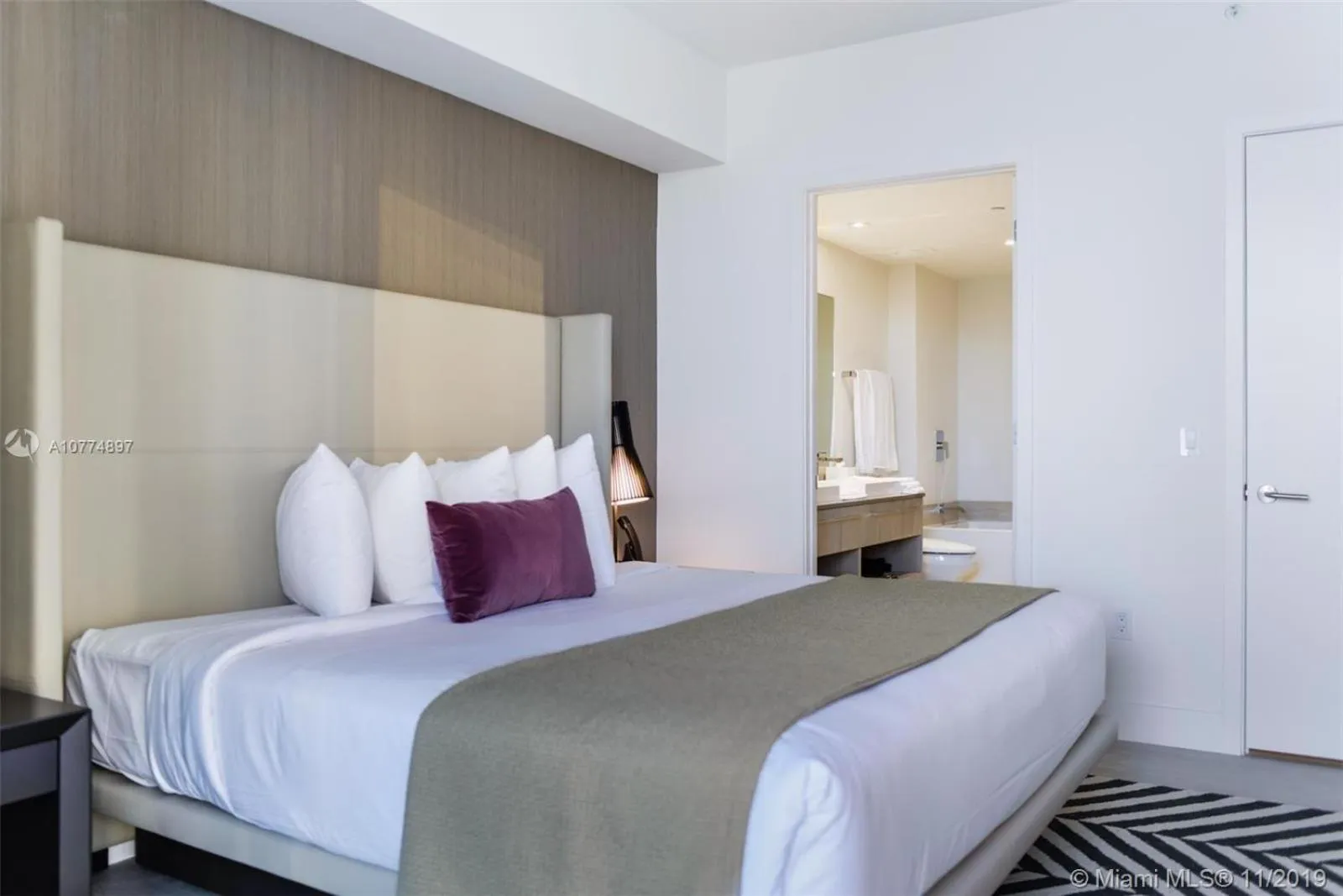 Bed in Hyde Beach House Hollywood Private Suites