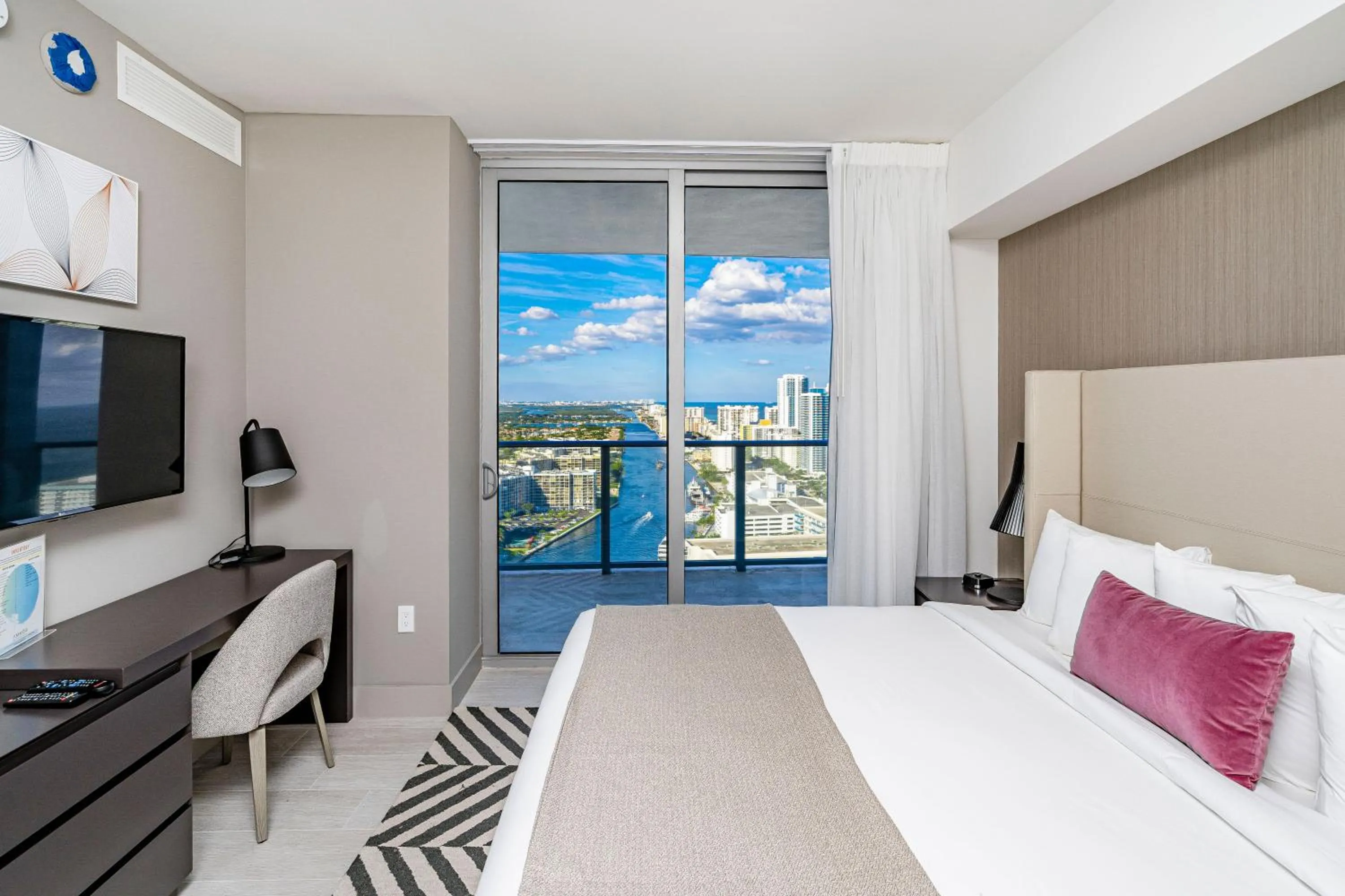 Bed in Hyde Beach House Hollywood Private Suites