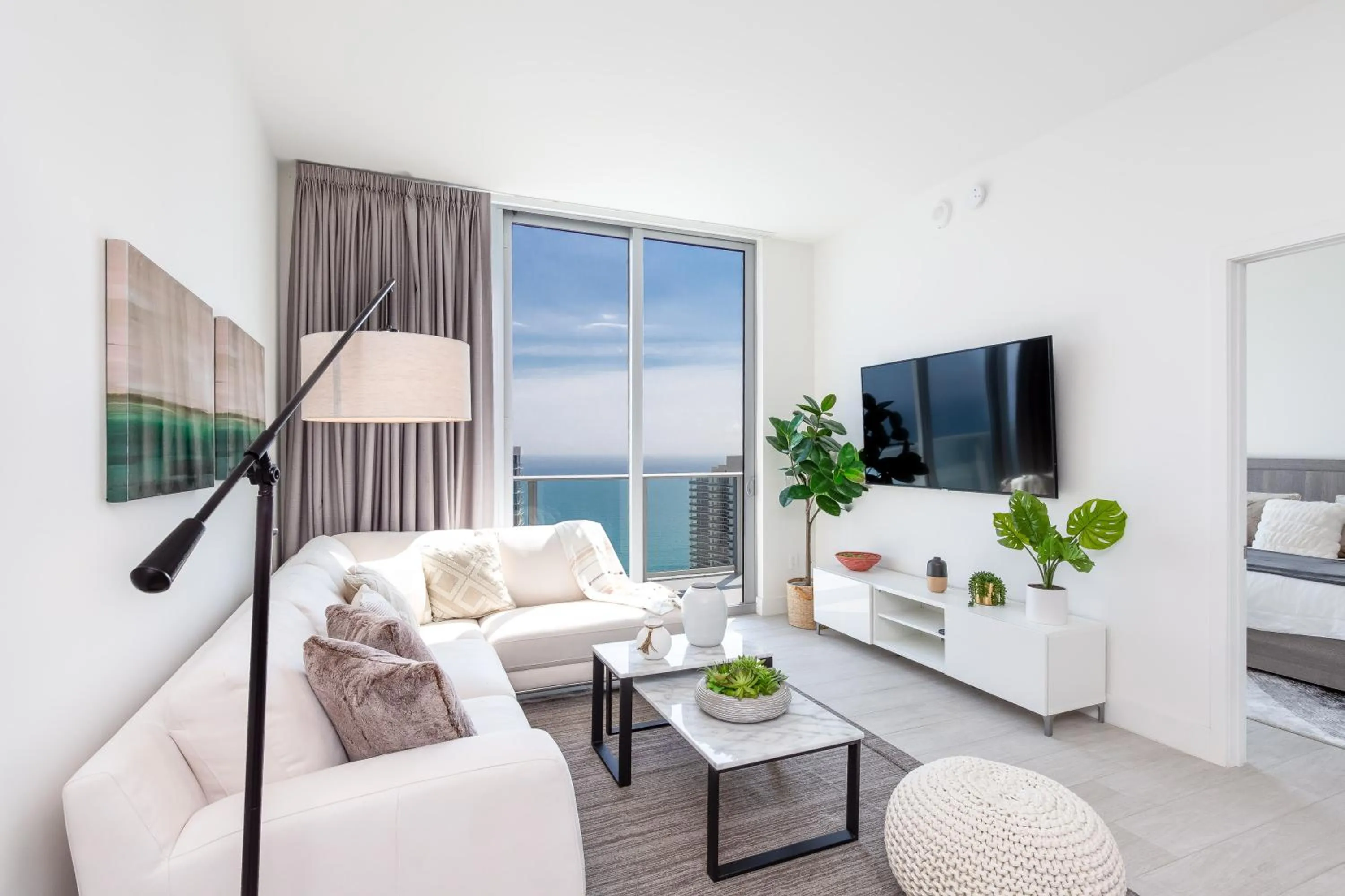 TV and multimedia in Hyde Beach House Hollywood Private Suites