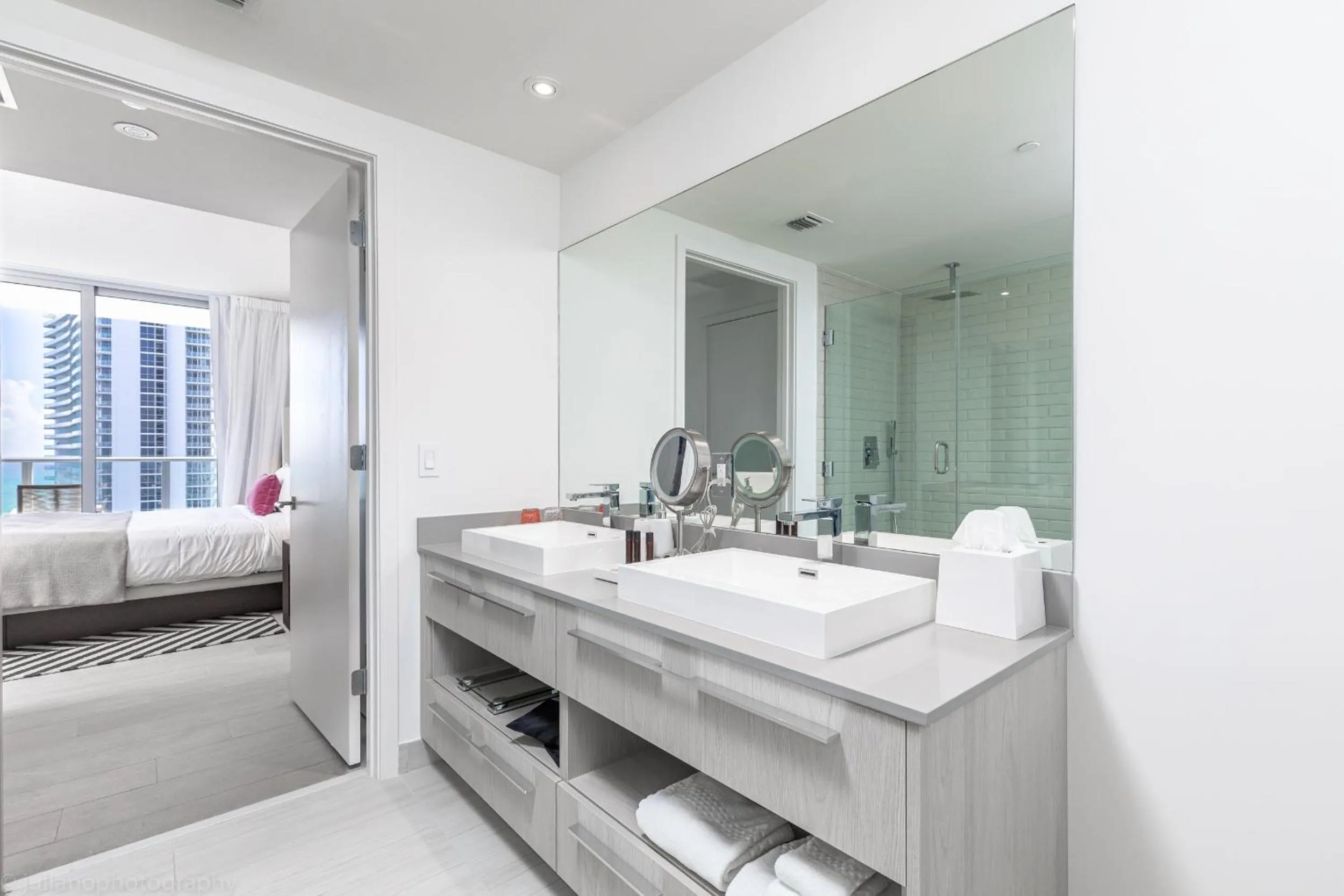 Bathroom, Bed in Hyde Beach House Hollywood Private Suites