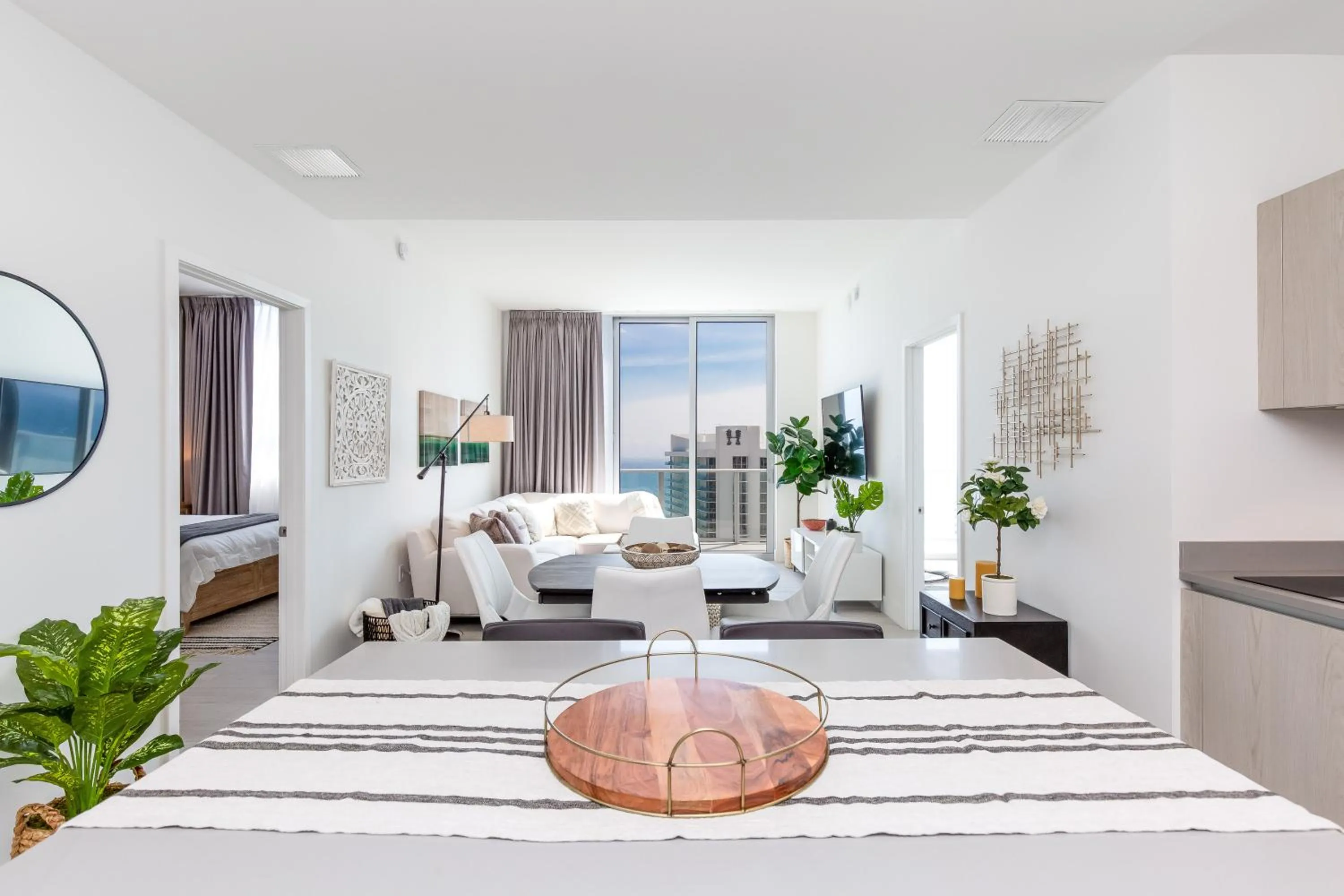 TV and multimedia, Bed in Hyde Beach House Hollywood Private Suites