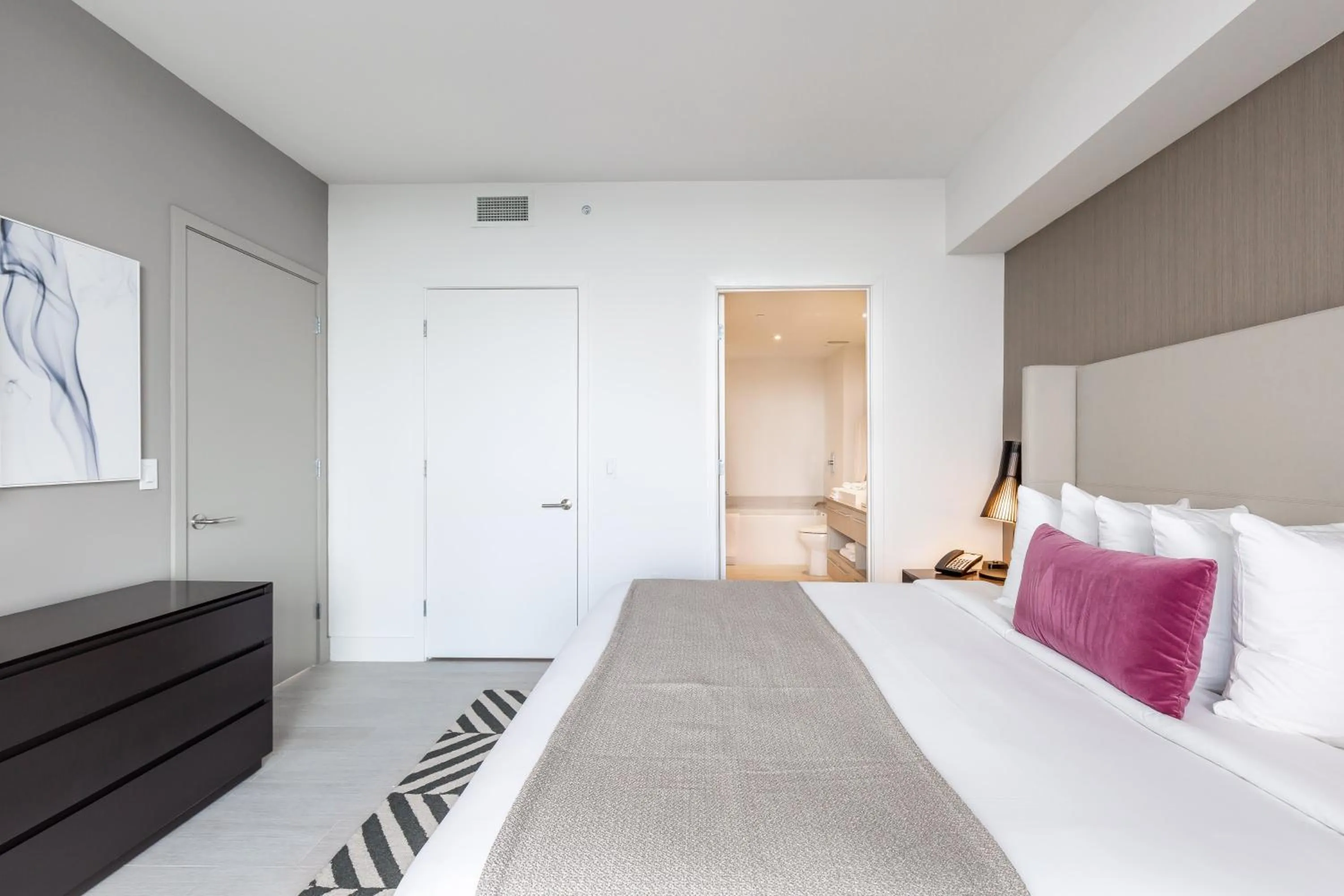 Bed in Hyde Beach House Hollywood Private Suites