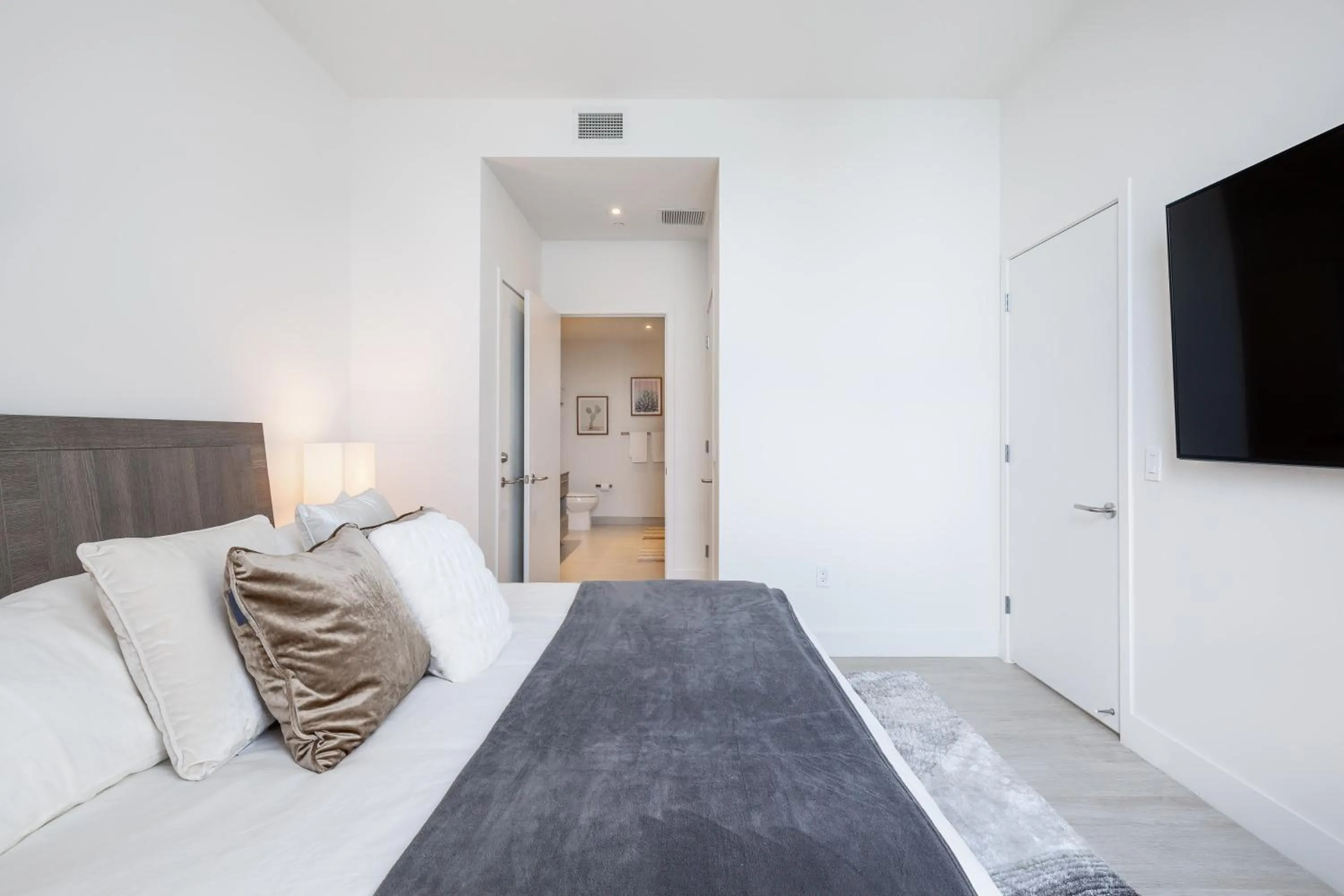 Bathroom, Bed in Hyde Beach House Hollywood Private Suites