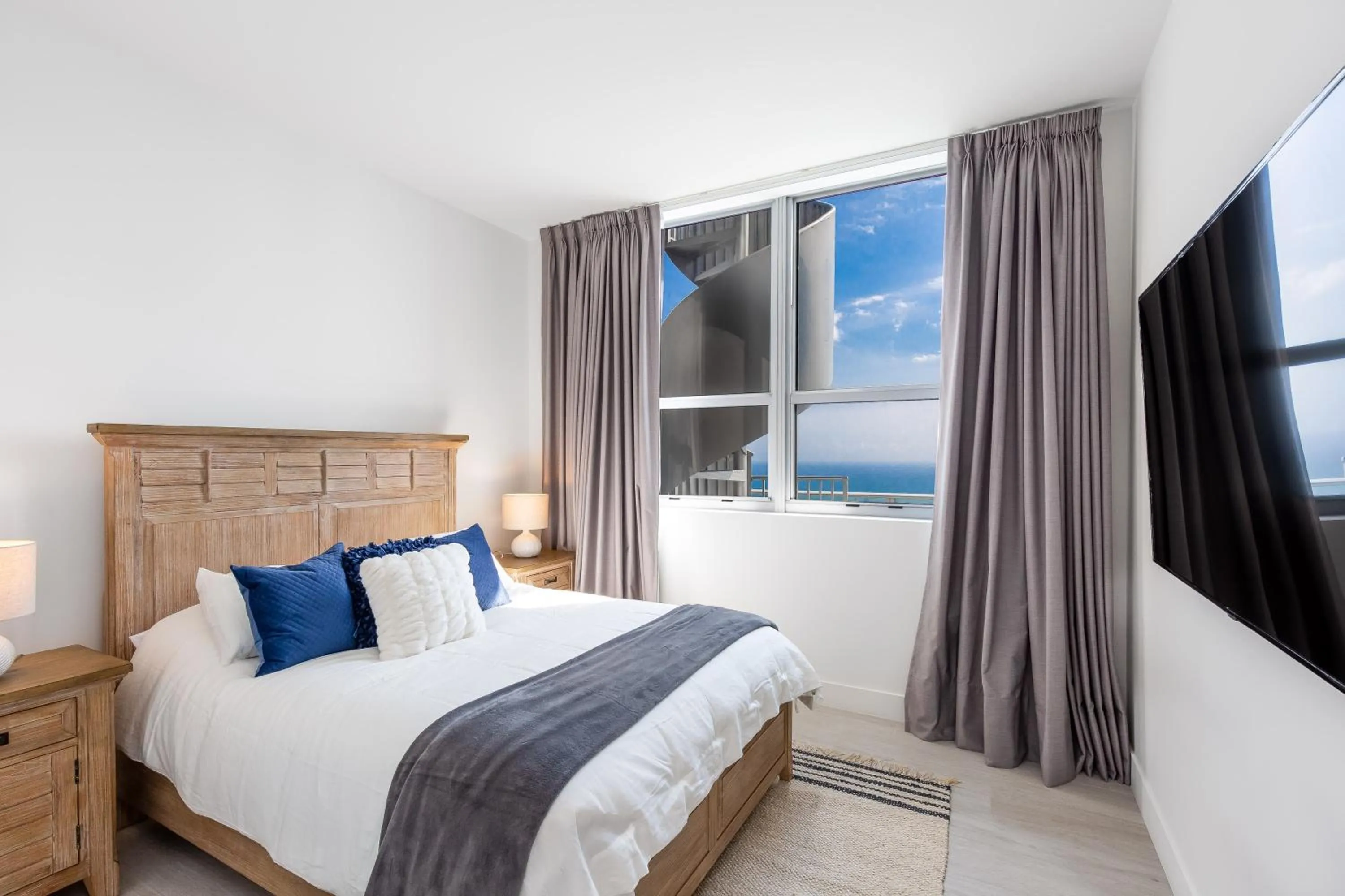 TV and multimedia, Bed in Hyde Beach House Hollywood Private Suites