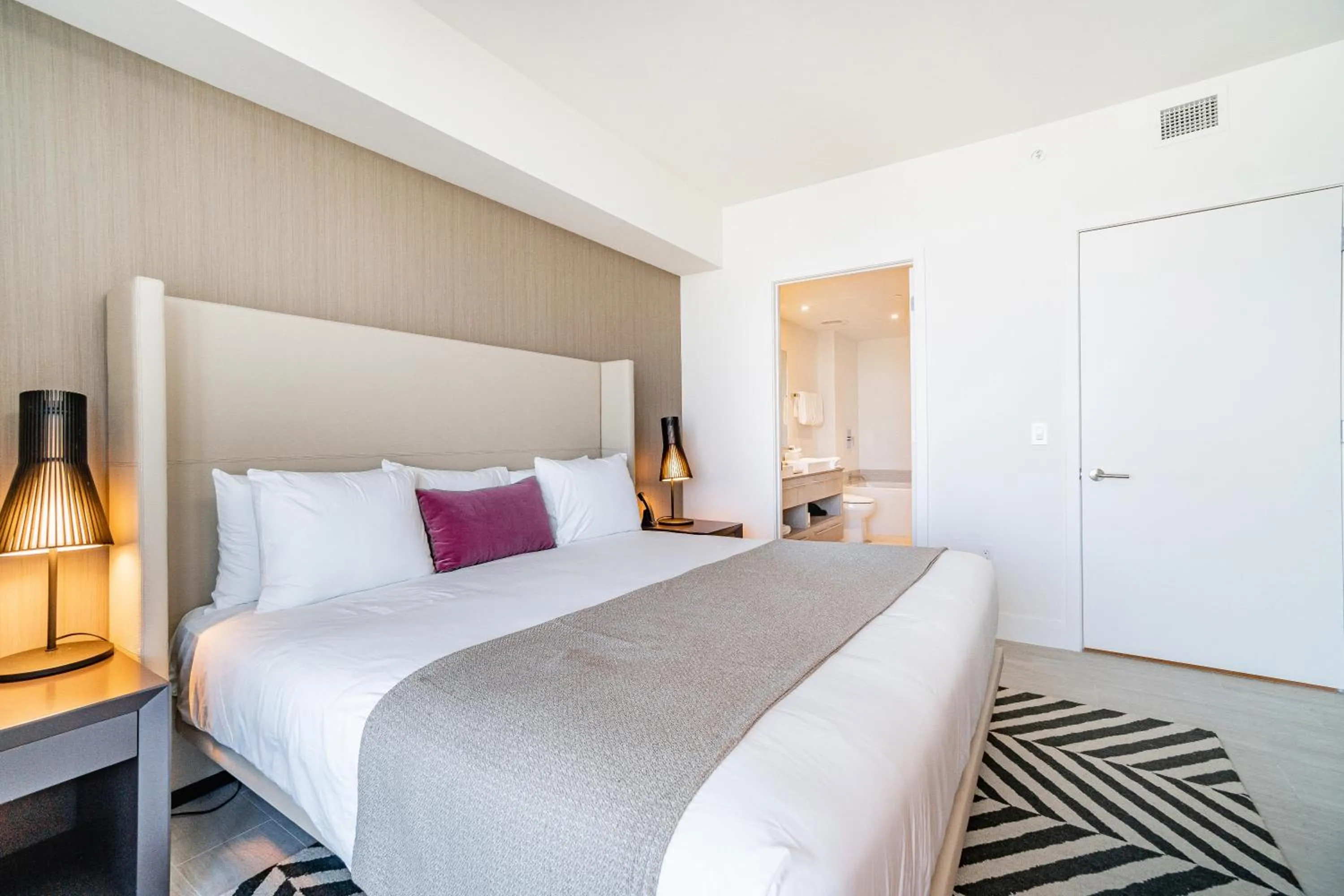 Bathroom, Bed in Hyde Beach House Hollywood Private Suites