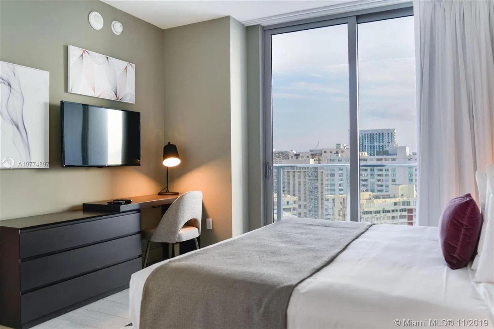 Bed in Hyde Beach House Hollywood Private Suites