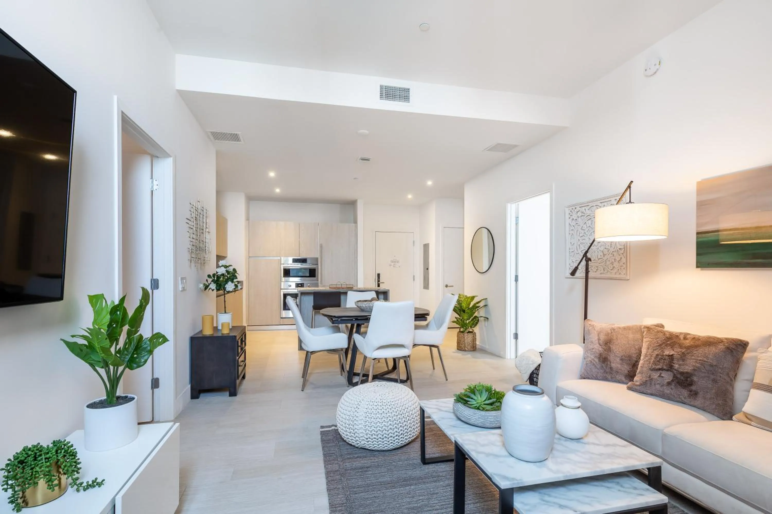 TV and multimedia in Hyde Beach House Hollywood Private Suites