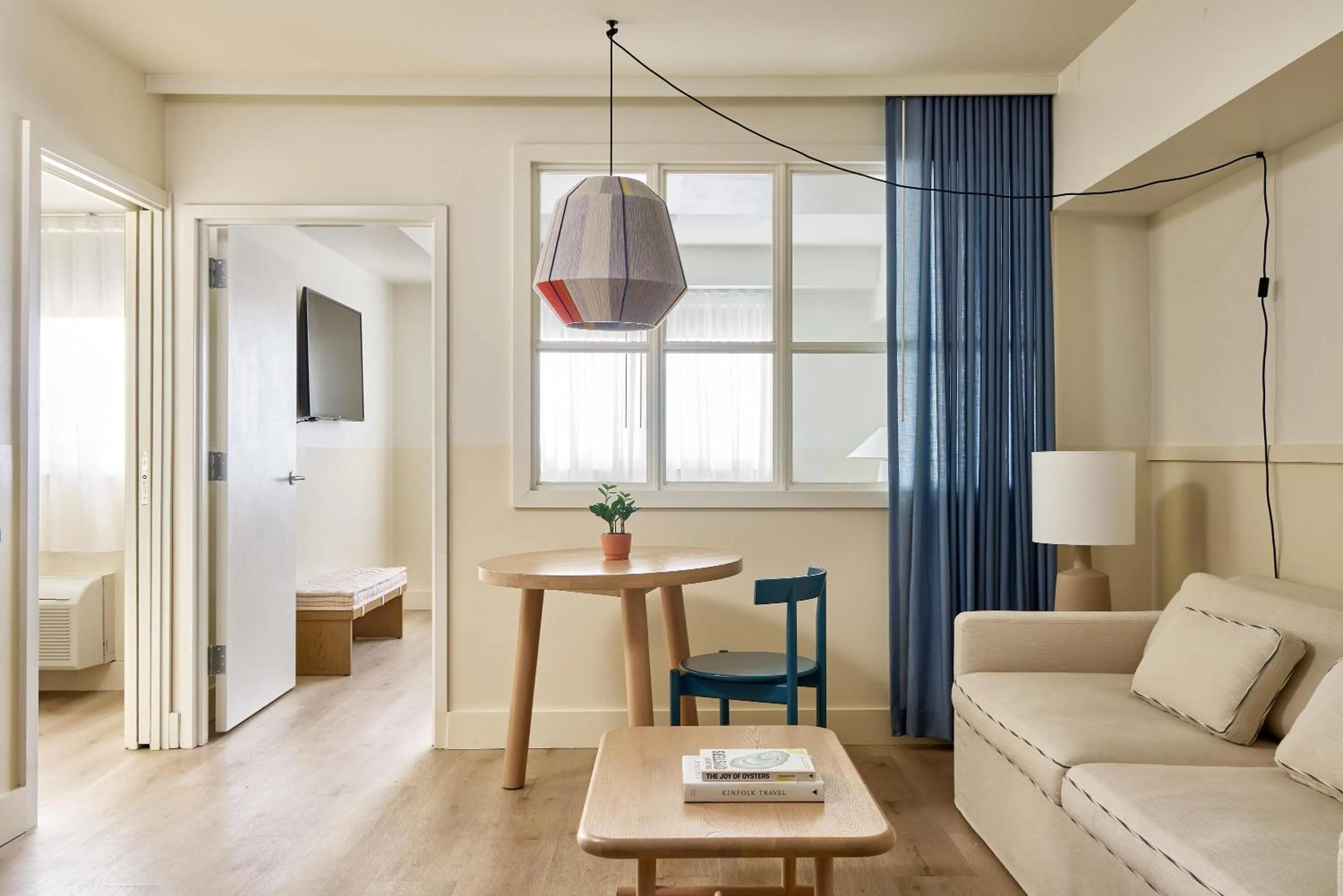 Photo of the whole room in Wayfinder Newport