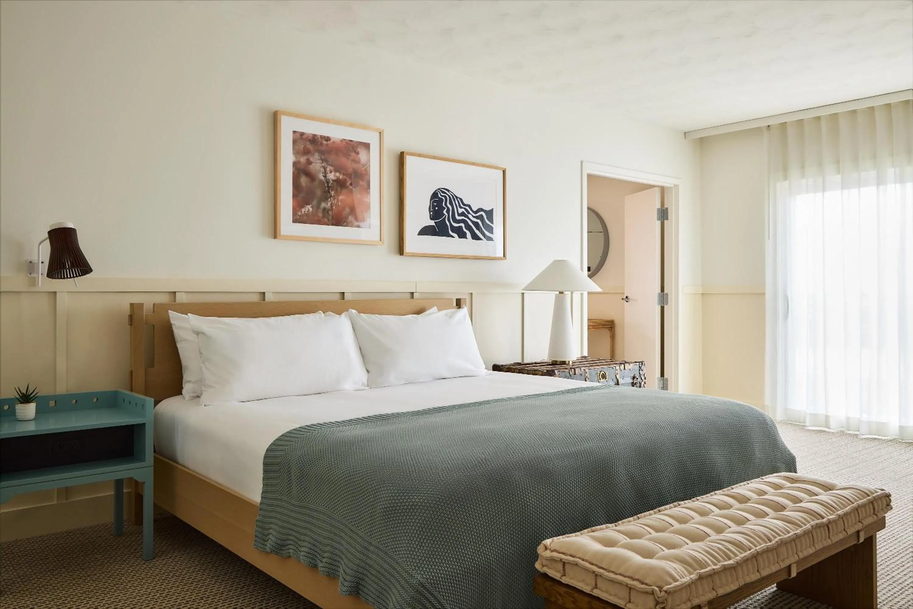 Photo of the whole room, Bed in Wayfinder Newport