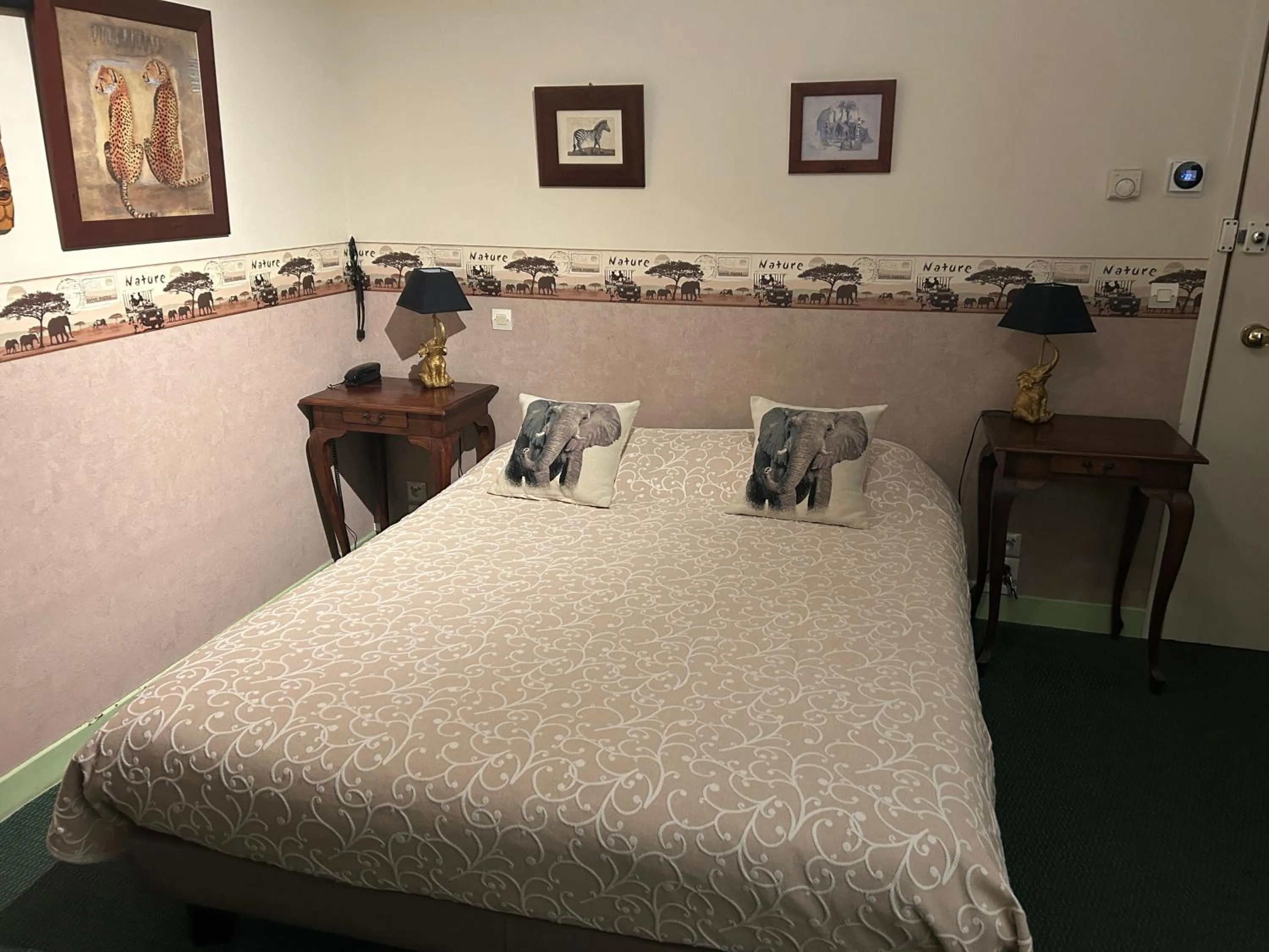 Bed in Hotel De La Loire