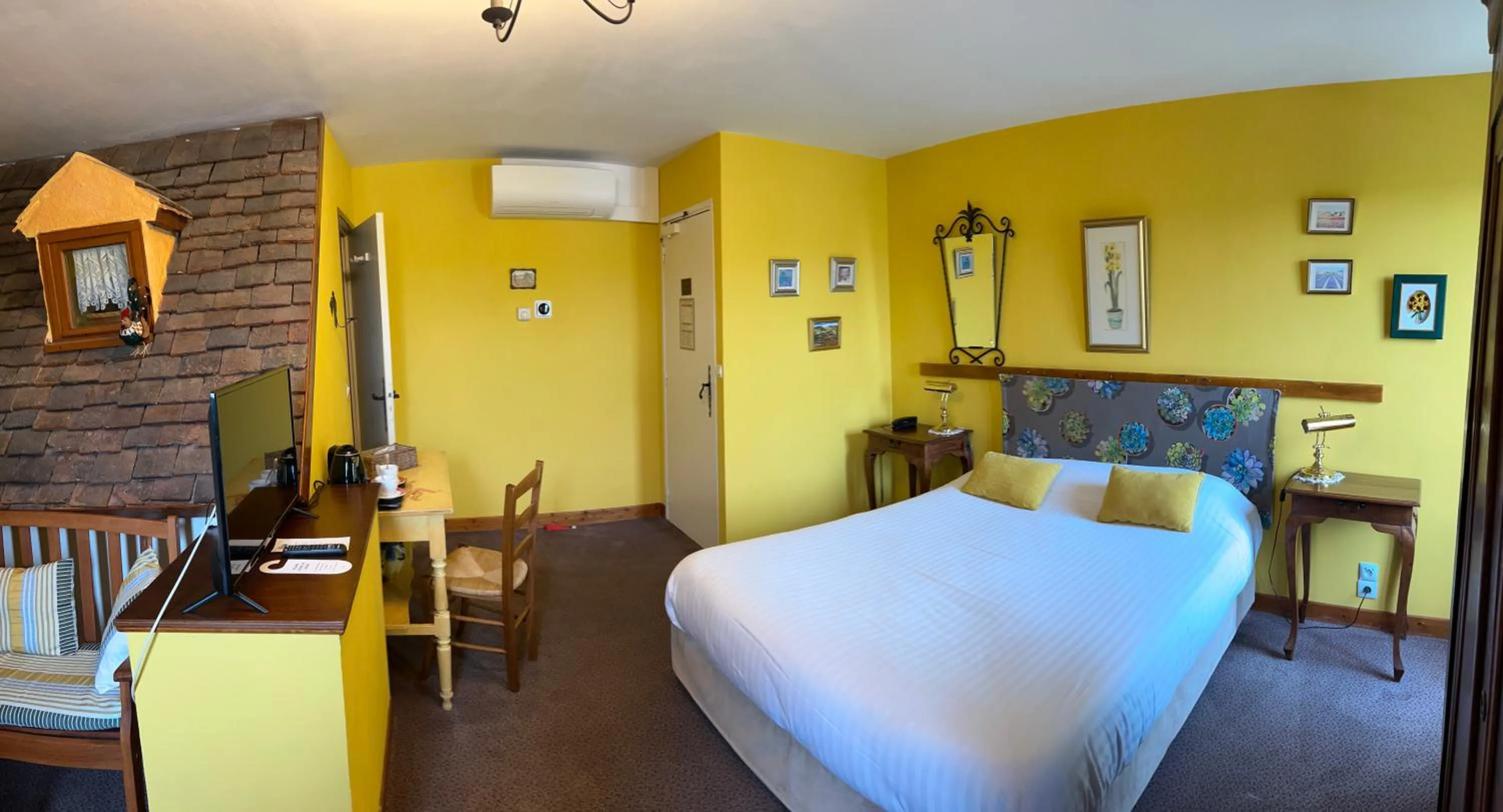 Bed in Hotel De La Loire