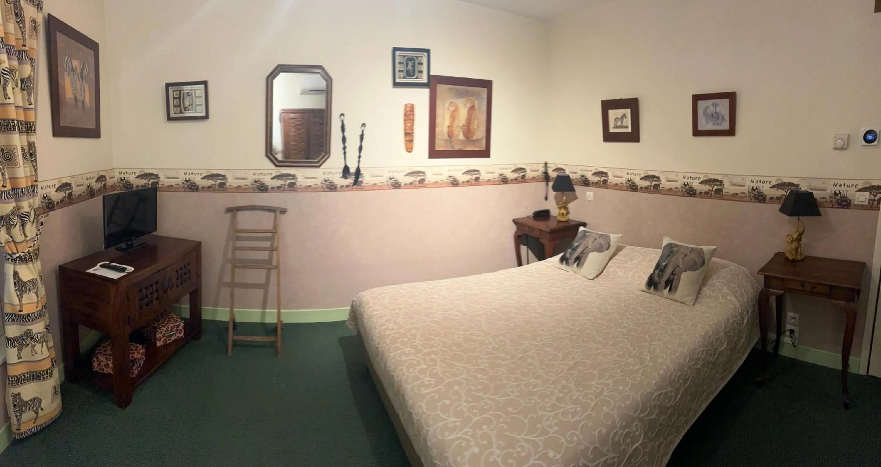 Bed in Hotel De La Loire