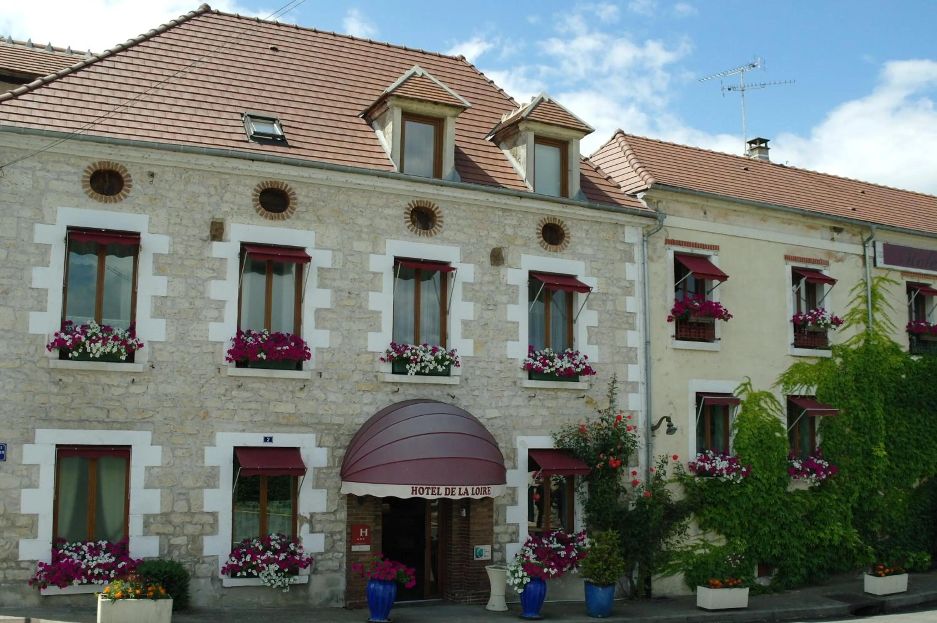 Property building in Hotel De La Loire