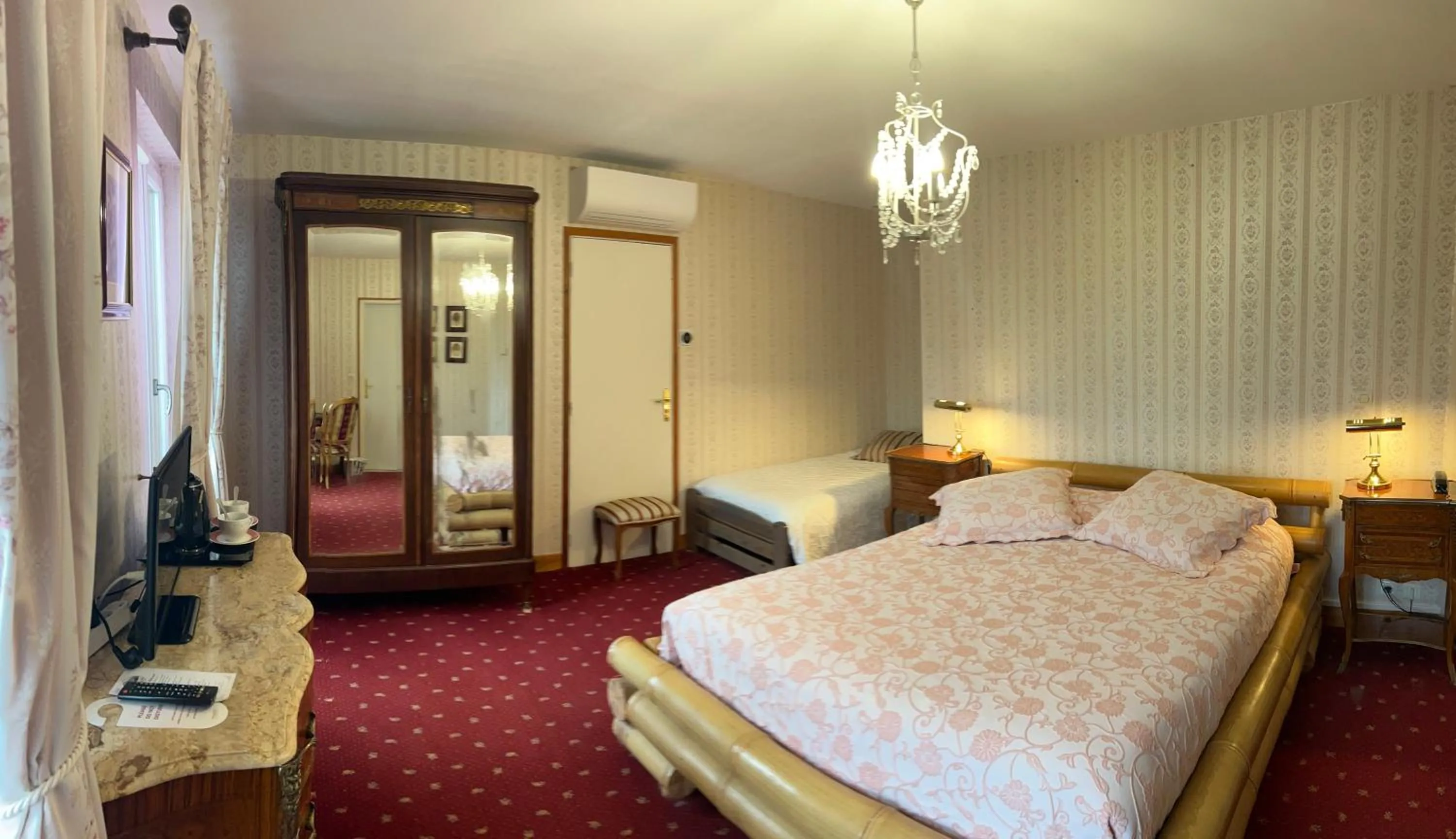 Bed in Hotel De La Loire