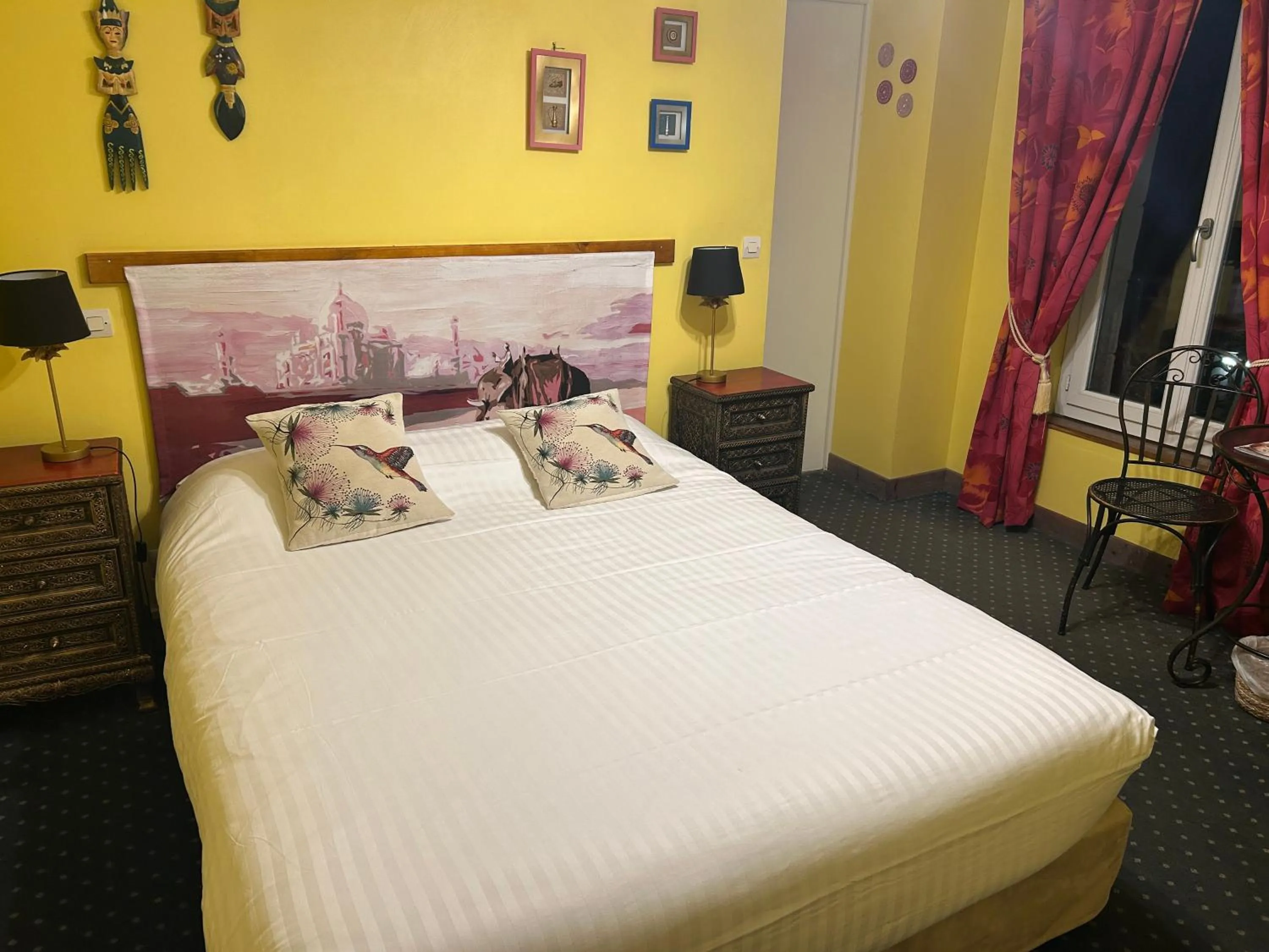 Bed in Hotel De La Loire