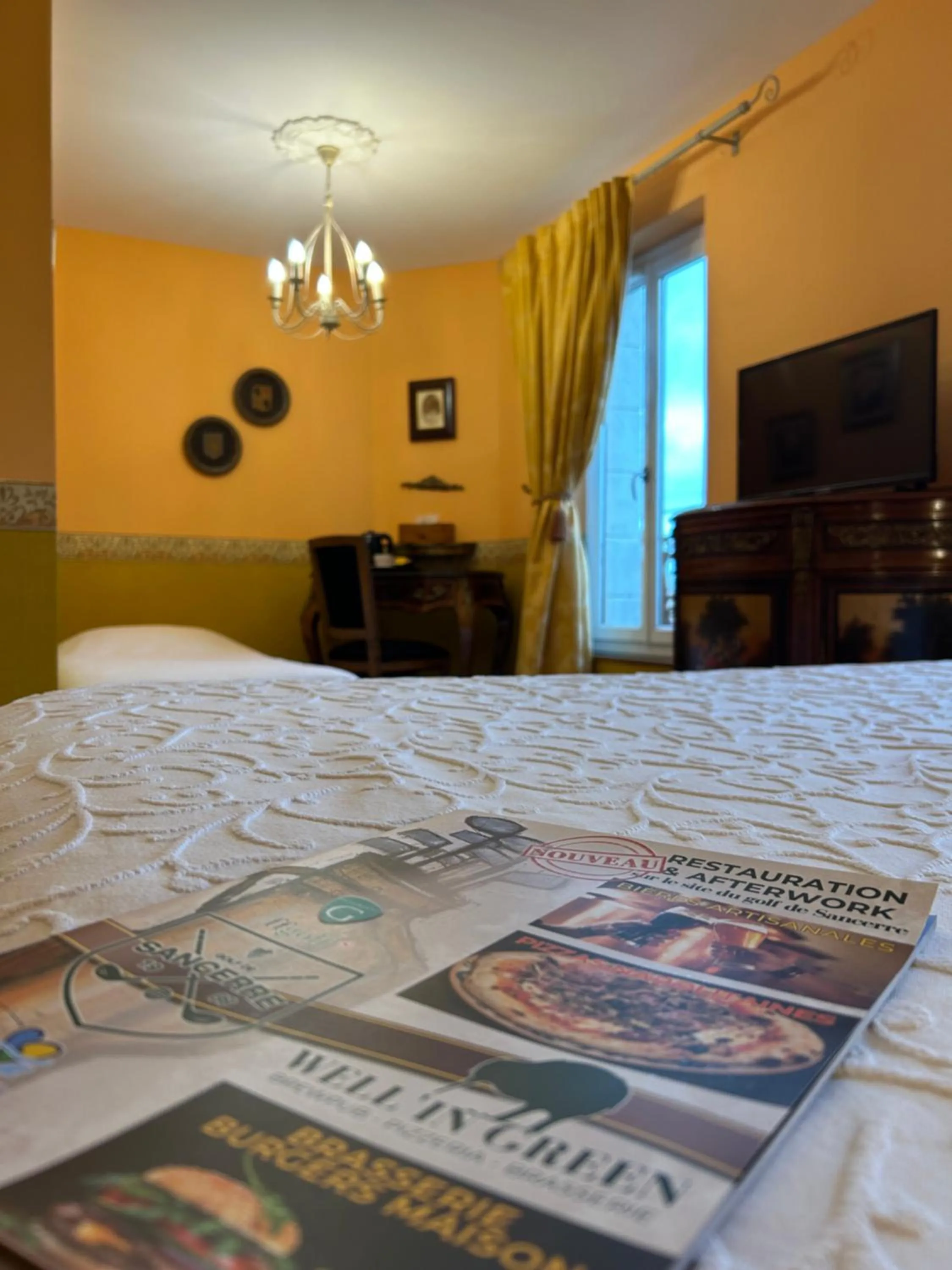 Bed in Hotel De La Loire