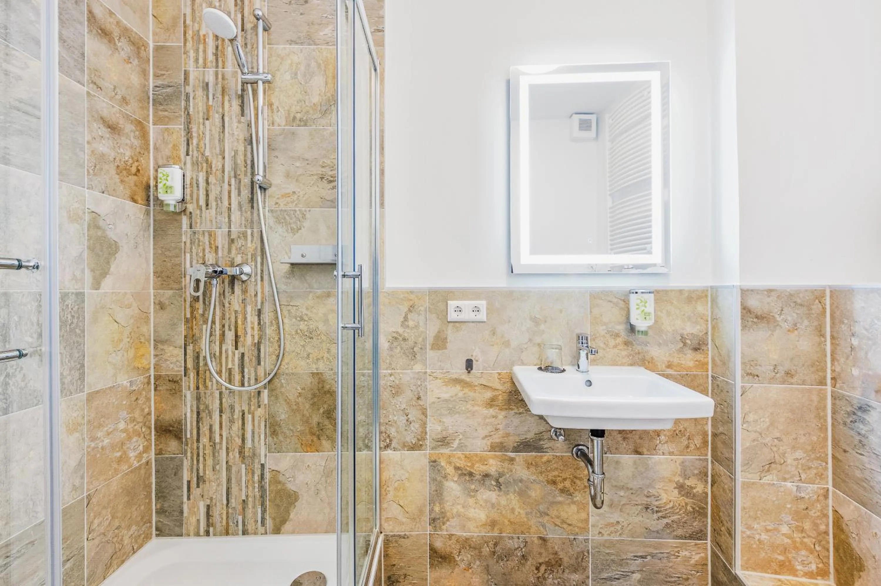 Shower in Hotel Phoenix