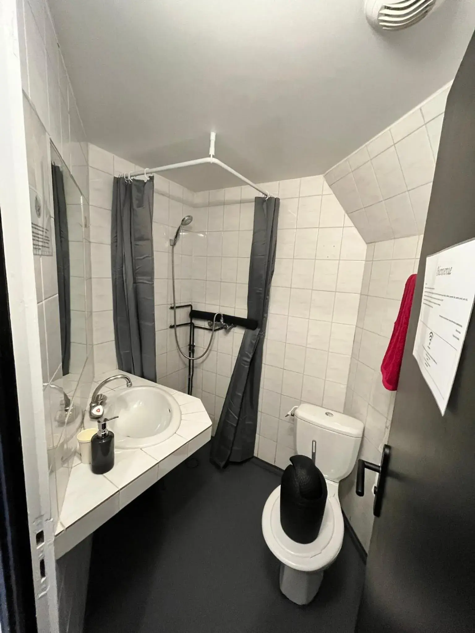 Double Room with Private Bathroom in Ludotel Double Room with Private Bathroom in Ludotel