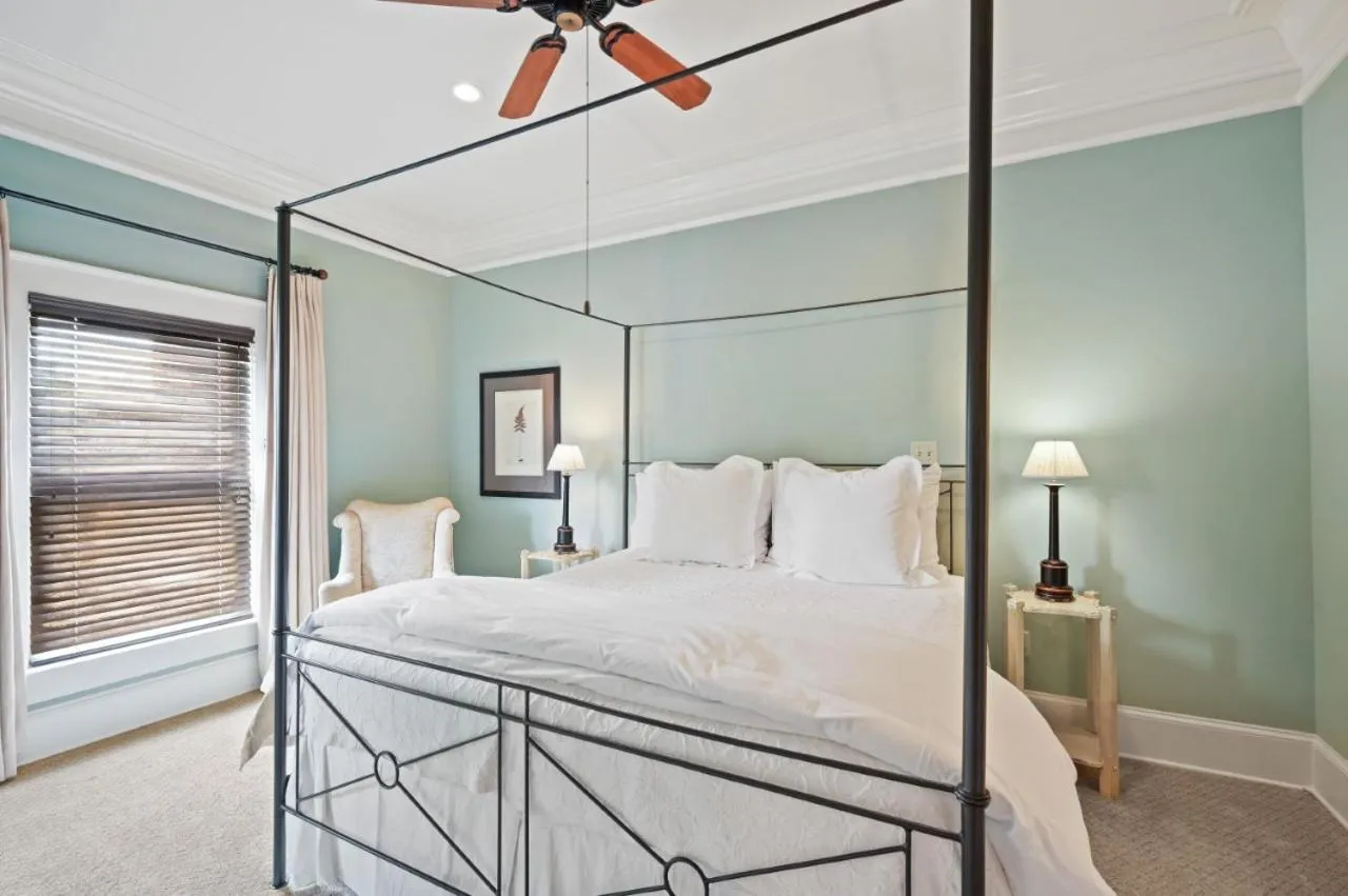 Bedroom, Bed in The James Madison Inn