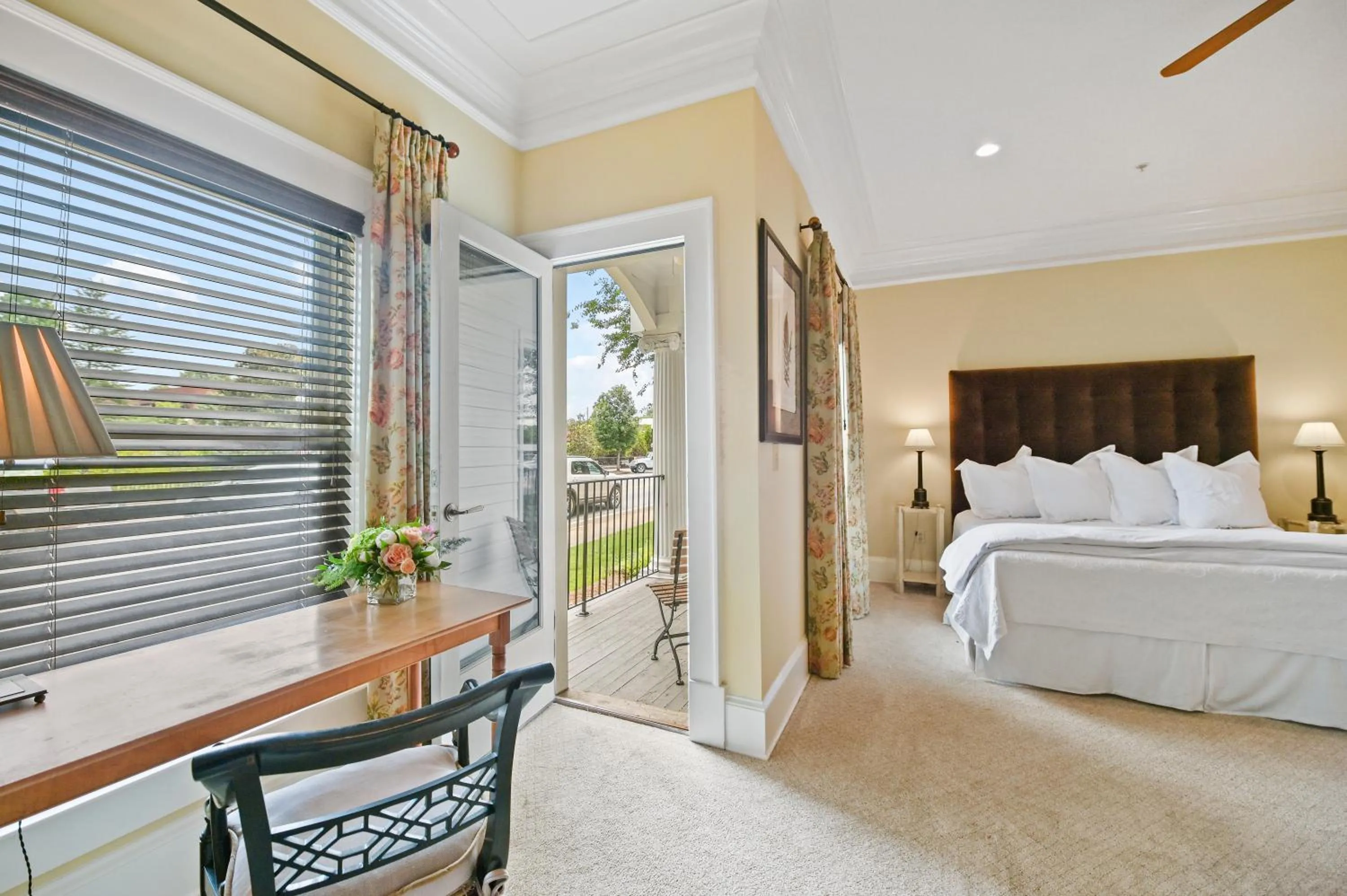 Living room, Bed in The James Madison Inn