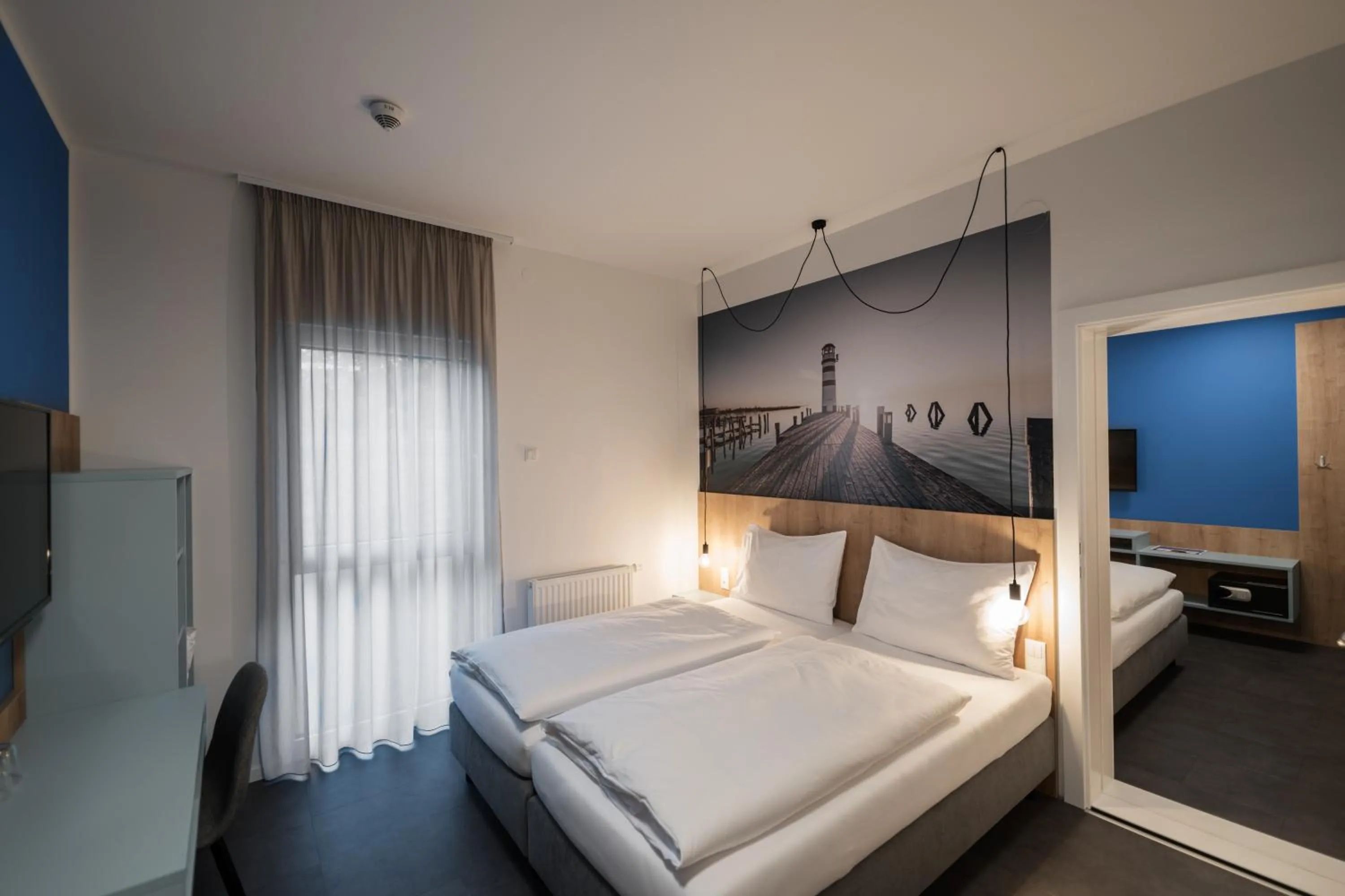 Photo of the whole room, Bed in Lakeside77