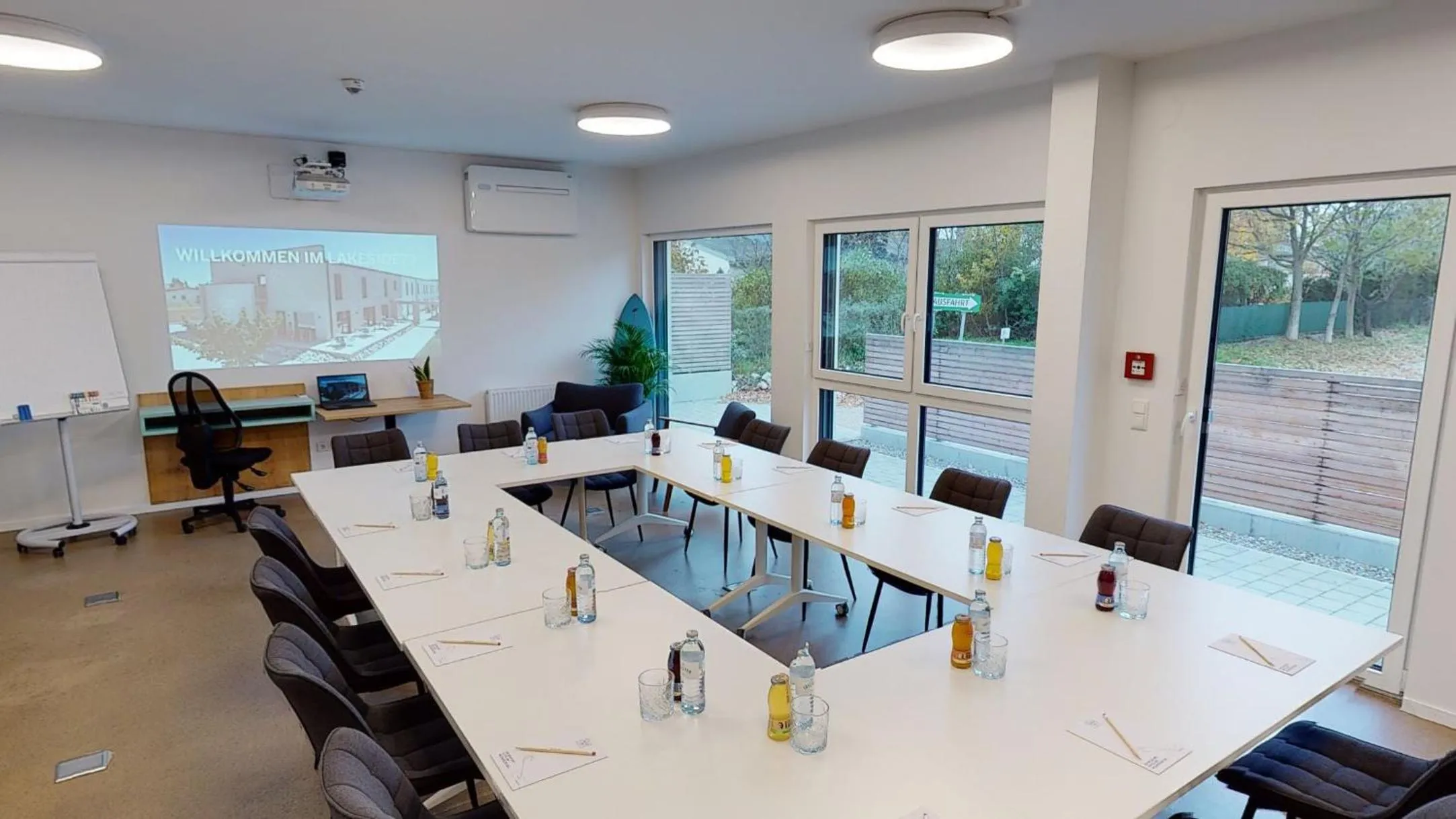 Business facilities in Lakeside77