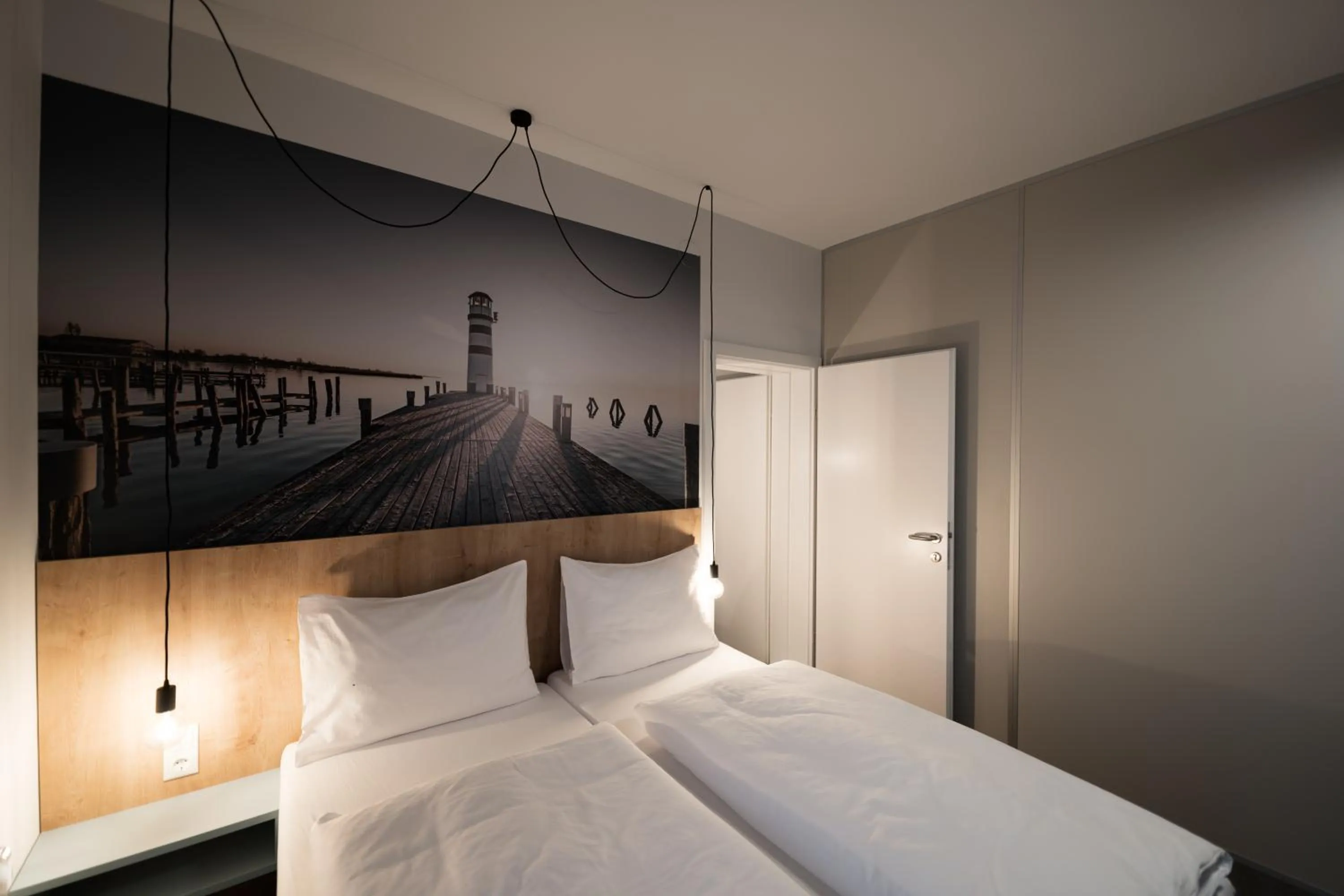 Photo of the whole room, Bed in Lakeside77