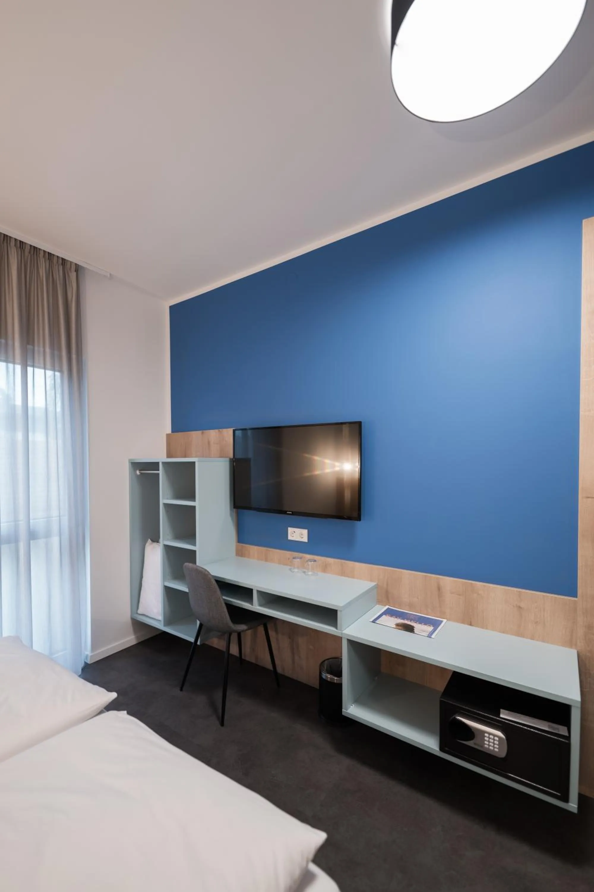 Photo of the whole room, Bed in Lakeside77