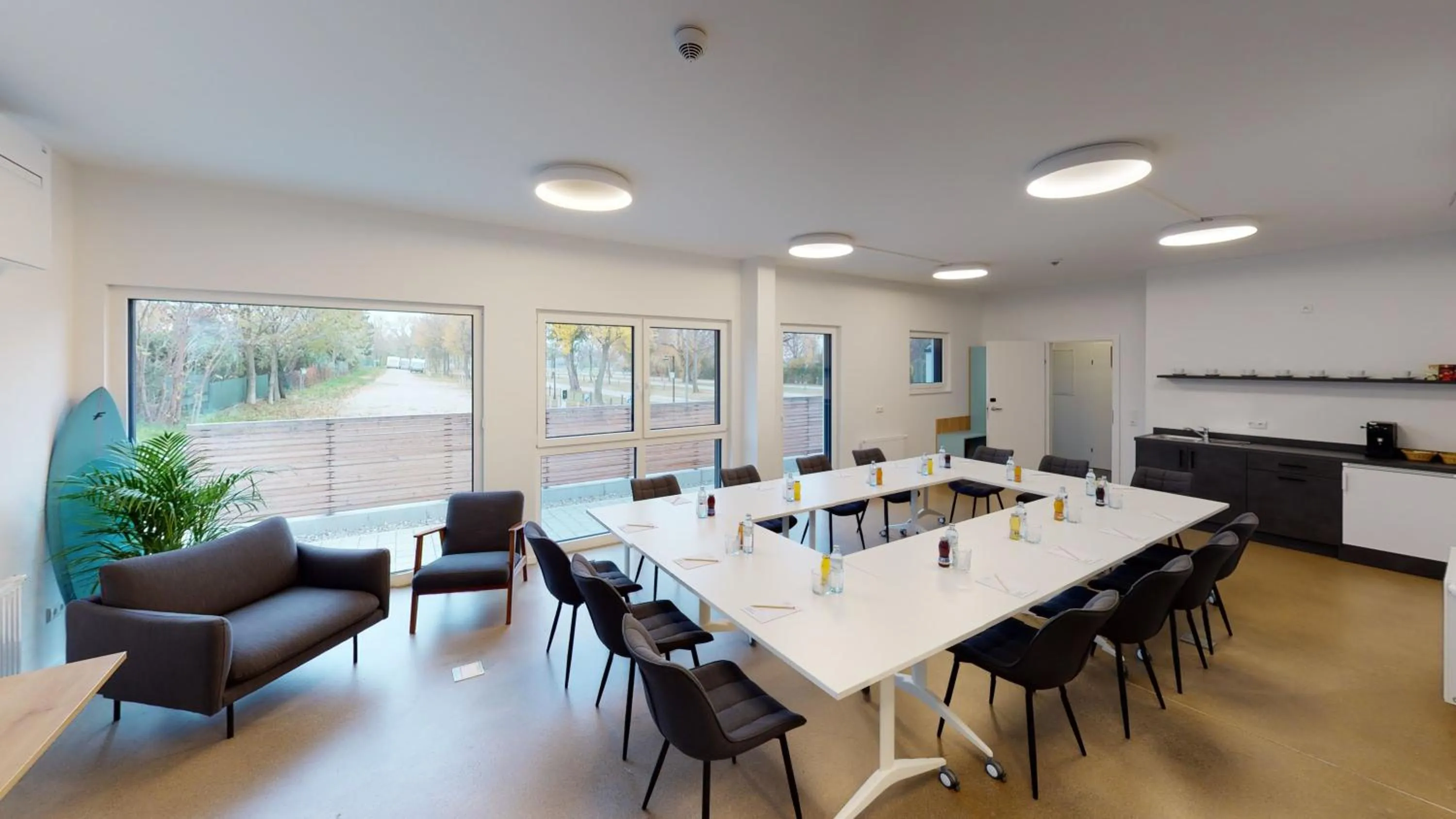 Business facilities in Lakeside77