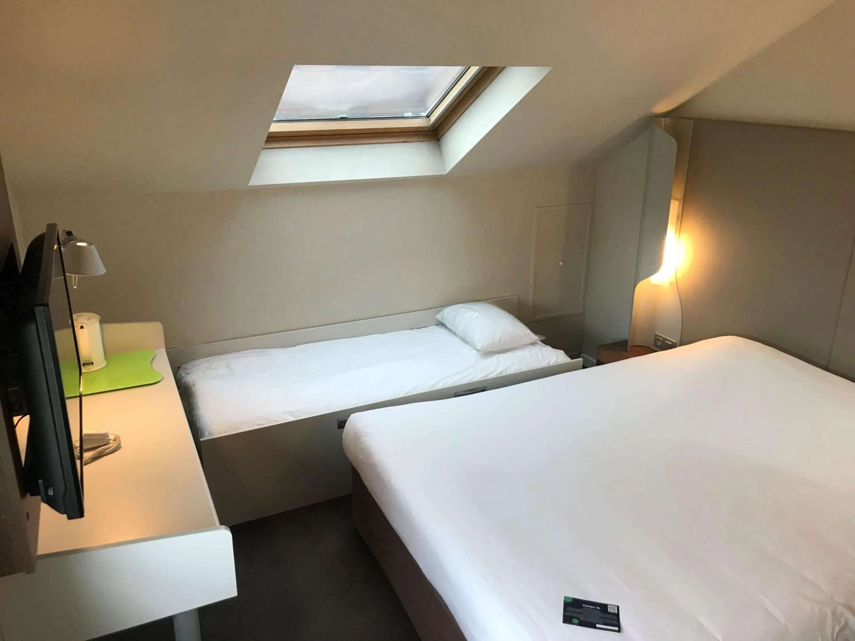 Bedroom, Bed in Campanile Lille Nord Wasquehal
