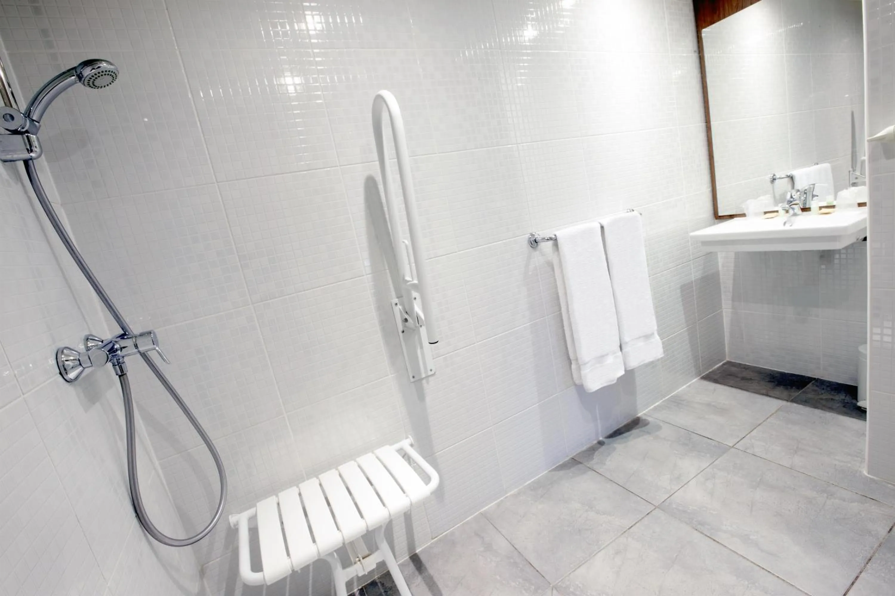 Bathroom in Campanile Lille Nord Wasquehal