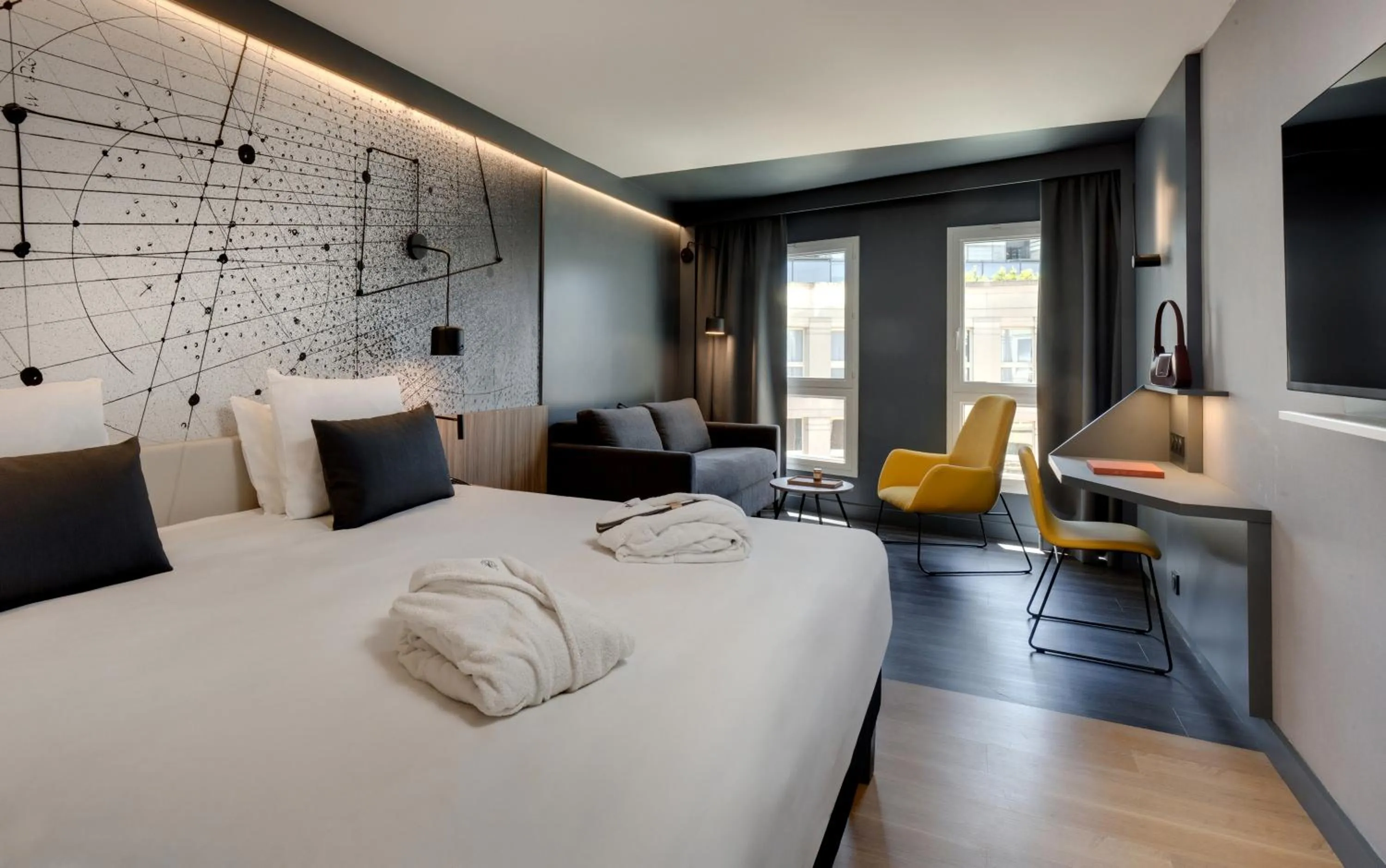 Photo of the whole room, Bed in Mercure Montpellier Centre Antigone