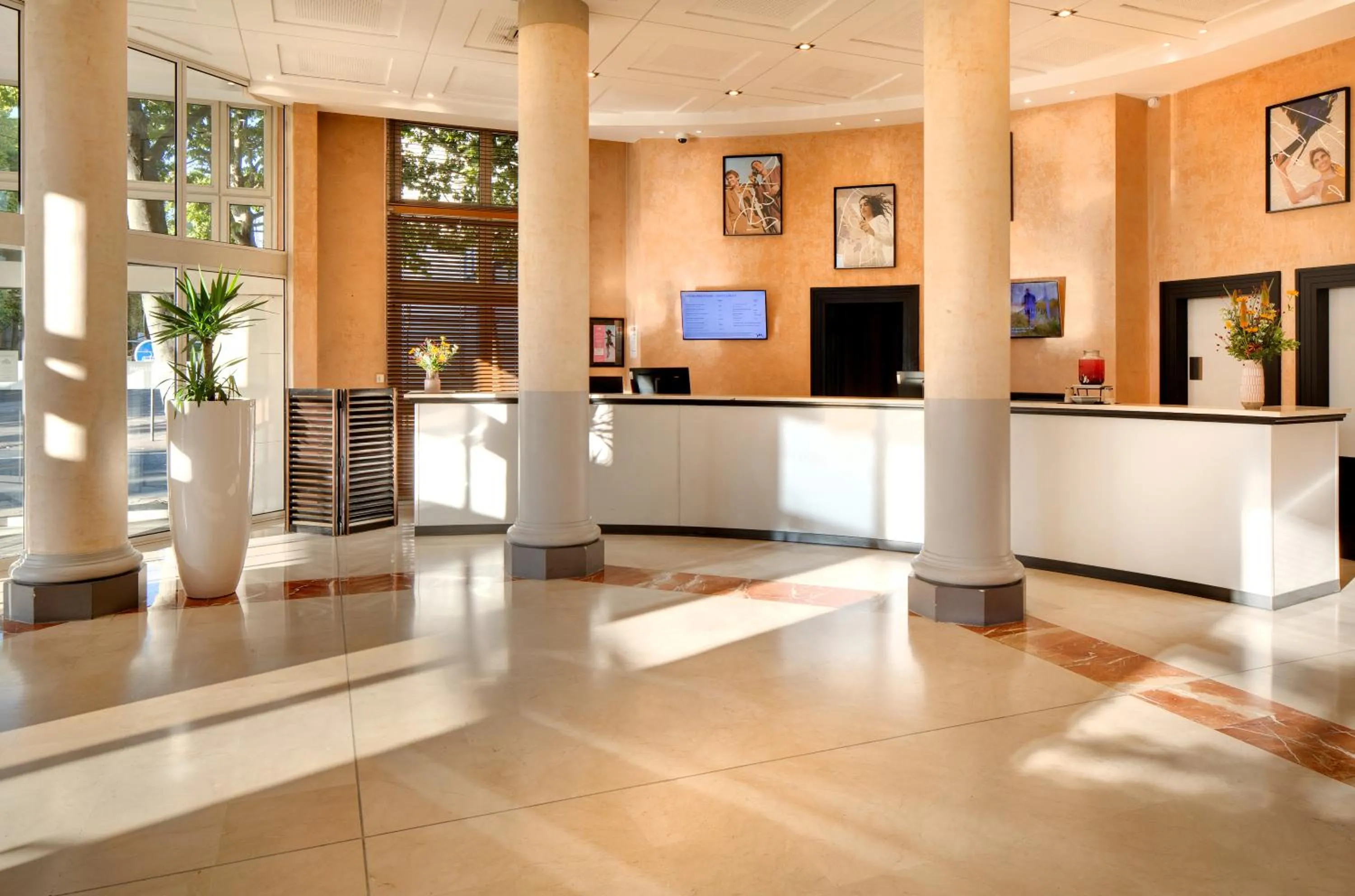 Lobby or reception in Mercure Montpellier Centre Antigone